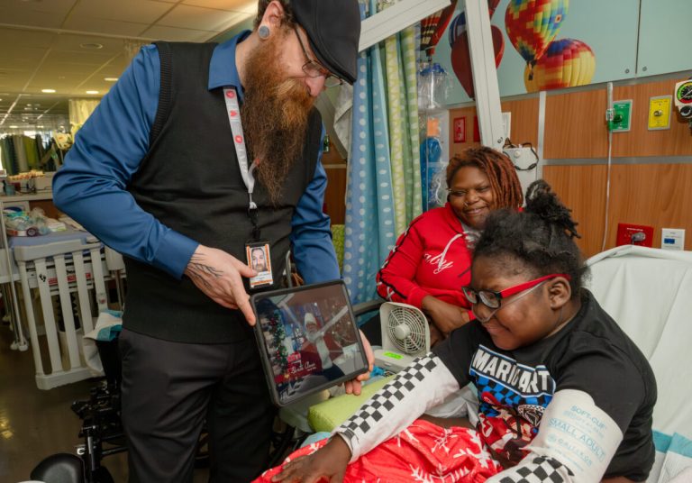 Santa brings big smiles to kids in the hospital—how this local team does it Santa brings big smiles to kids in the hospital—how this local team does it