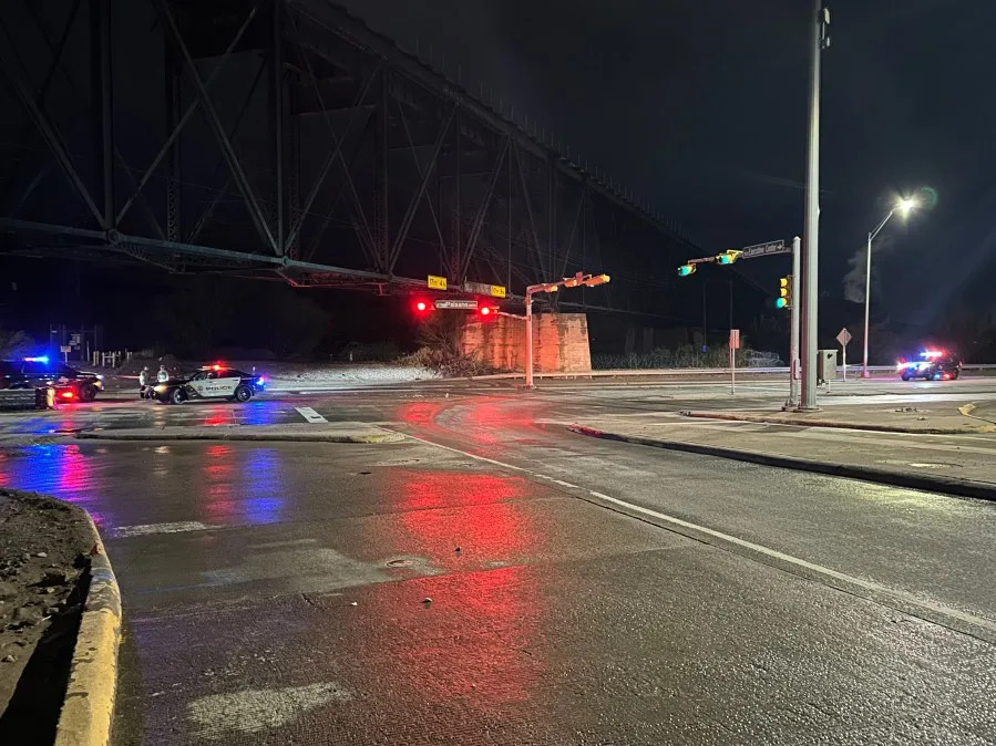 2 killed in rollover crash in West El Paso 2 killed in rollover crash in West El Paso