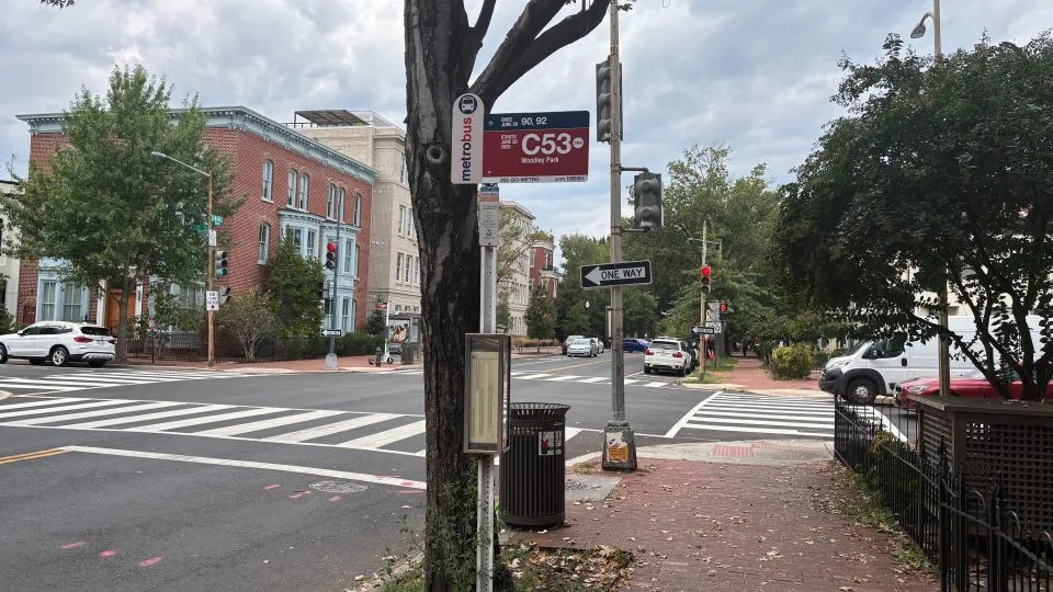 Off-duty DC firefighter was shot and dialed 911. After minutes with no response, he took issues into his personal fingers Off-duty DC firefighter was shot and dialed 911. After minutes with no response, he took issues into his personal fingers