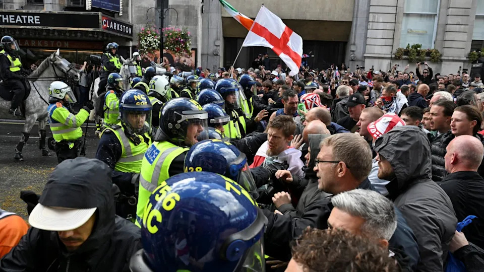 Dozens of officers injured as as much as 150,000 be a part of Tommy Robinson rally Dozens of officers injured as as much as 150,000 be a part of Tommy Robinson rally
