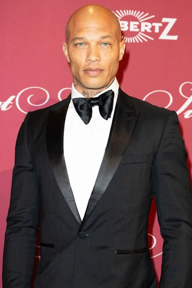 ‘Sizzling Felon’ Jeremy Meeks Says Household Could not Go to Him in Jail As a result of ‘F—ing Random Folks’ Snatched Up Customer’s Passes ‘Sizzling Felon’ Jeremy Meeks Says Household Could not Go to Him in Jail As a result of ‘F—ing Random Folks’ Snatched Up Customer’s Passes