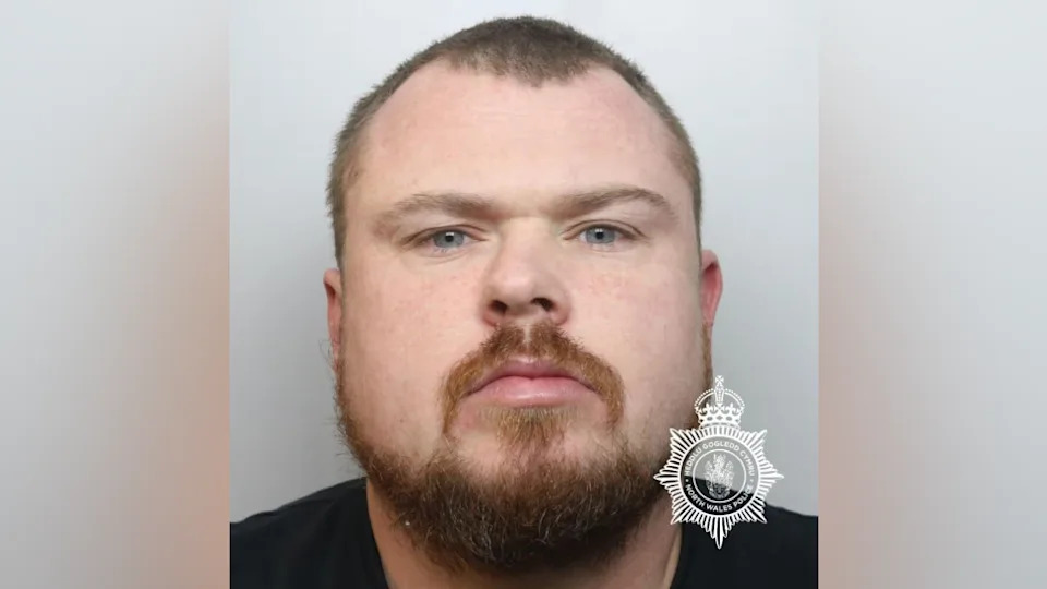 Girl lured ex boyfriend right into a lure after which filmed his “brutal assault” Girl lured ex boyfriend right into a lure after which filmed his “brutal assault”