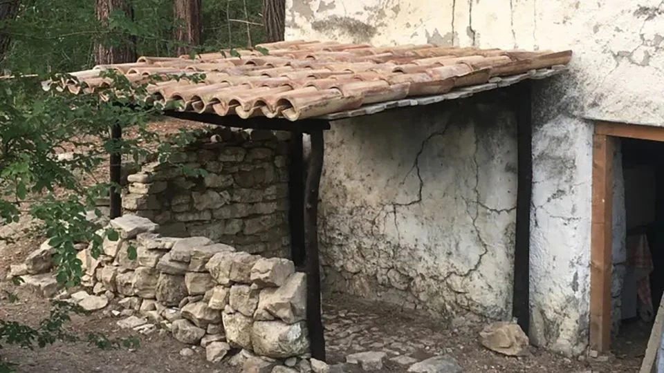 A household of 5 was dwelling off-grid in a distant cabin in central Italy. Then the courts intervened A household of 5 was dwelling off-grid in a distant cabin in central Italy. Then the courts intervened