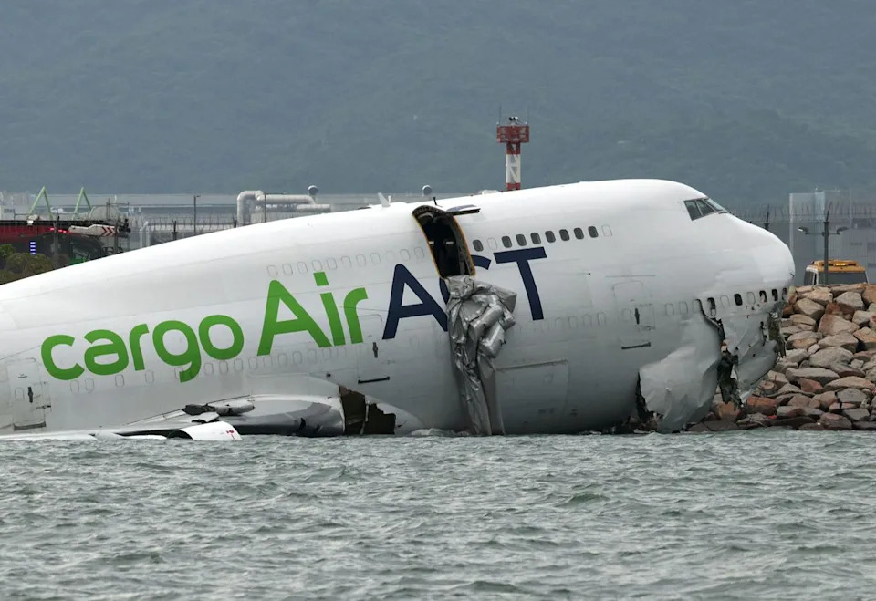 At Least 2 Useless After Aircraft Slides Off Runway, Crashes into Automobile and Then Plummets within the Ocean Close by At Least 2 Useless After Aircraft Slides Off Runway, Crashes into Automobile and Then Plummets within the Ocean Close by