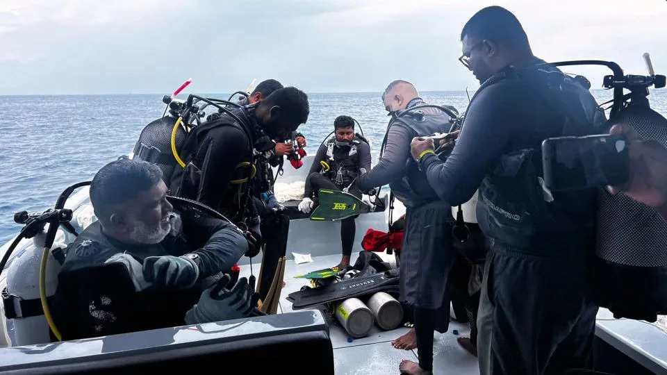 Our bodies of 4 lacking Italian divers positioned in Maldives sea cave Our bodies of 4 lacking Italian divers positioned in Maldives sea cave