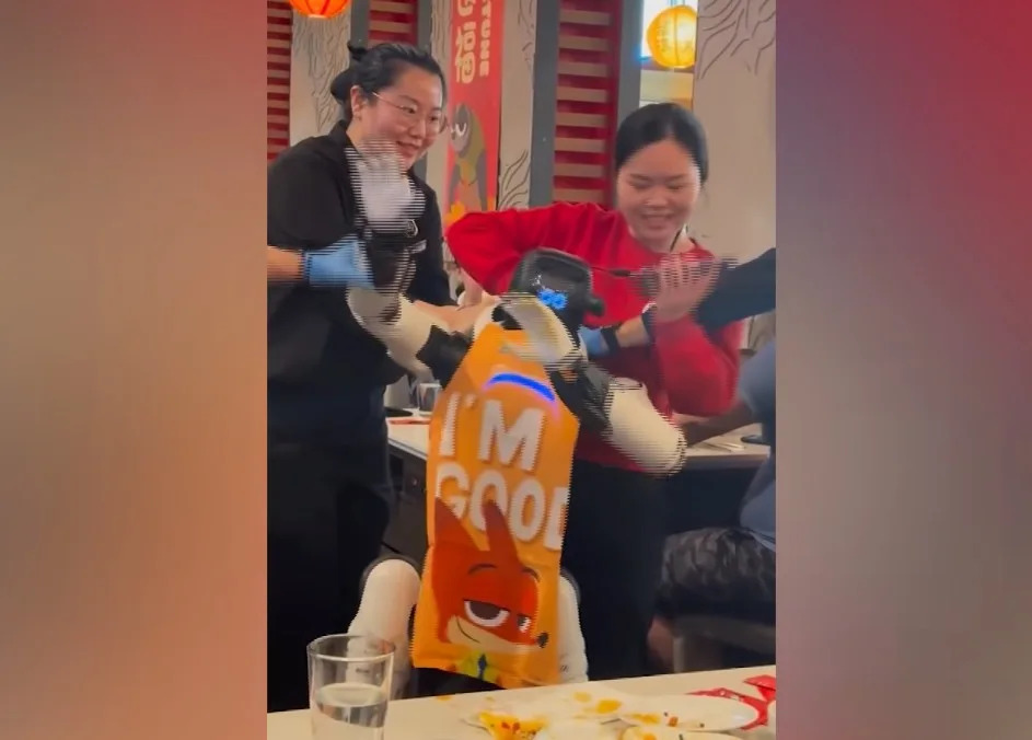 Out-of-control dancing robotic at Cupertino restaurant goes viral Out-of-control dancing robotic at Cupertino restaurant goes viral