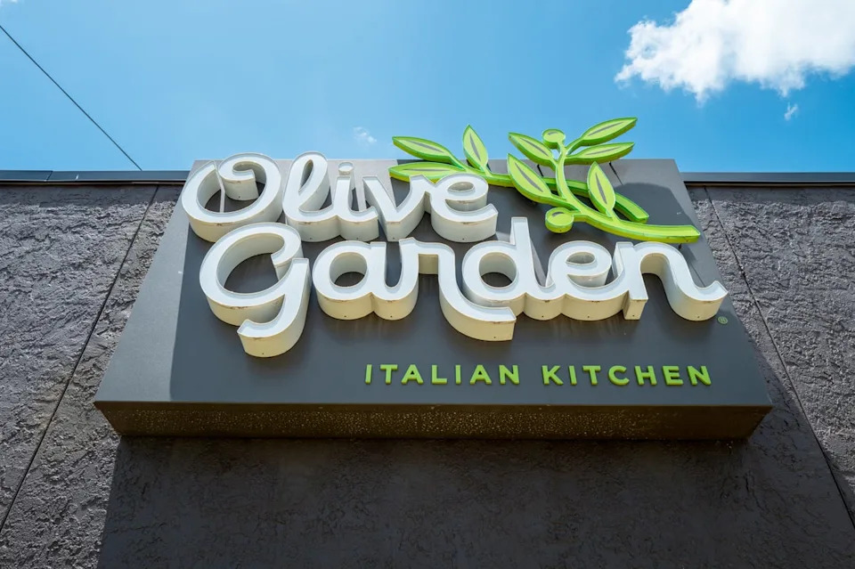 Lady breaks silence after viral publish labels her Olive Backyard waitress utilizing breadsticks for revenge on diners Lady breaks silence after viral publish labels her Olive Backyard waitress utilizing breadsticks for revenge on diners