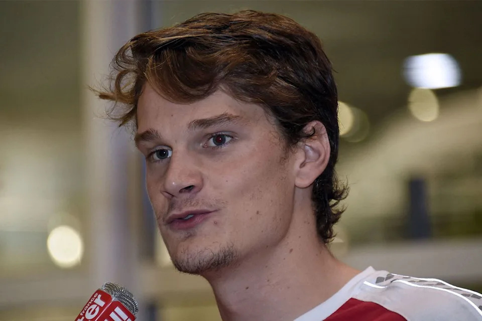 2-Time Olympic Gold Medalist Indicted for Allegedly Raping Swim Coach’s Teenage Daughter 2-Time Olympic Gold Medalist Indicted for Allegedly Raping Swim Coach’s Teenage Daughter