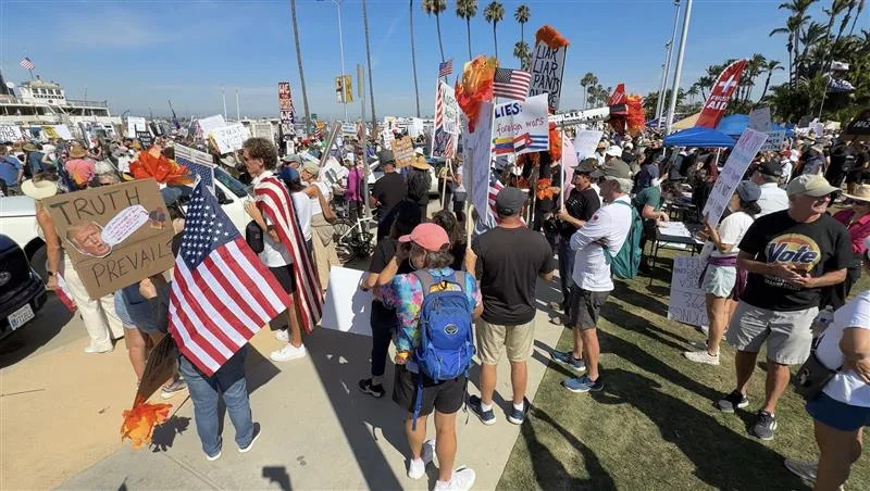 1000’s march in downtown San Diego for ‘No Kings’ protest 1000’s march in downtown San Diego for ‘No Kings’ protest