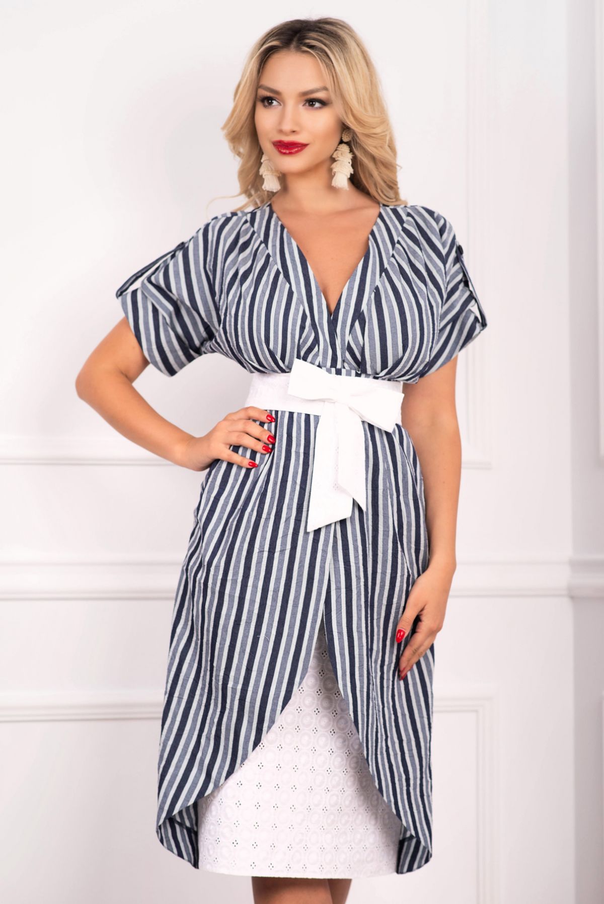Rochie effect cu dungi din pânză texturată și broderie – InPuff Rochie effect cu dungi din pânză texturată și broderie – InPuff