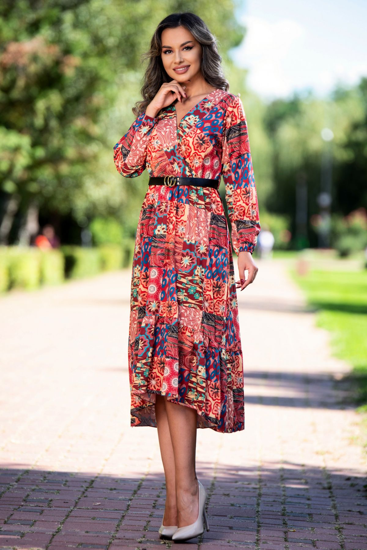 Rochie de zi asimetrică burgundy cu imprimeu floral și volan la terminatie – InPuff Rochie de zi asimetrică burgundy cu imprimeu floral și volan la terminatie – InPuff