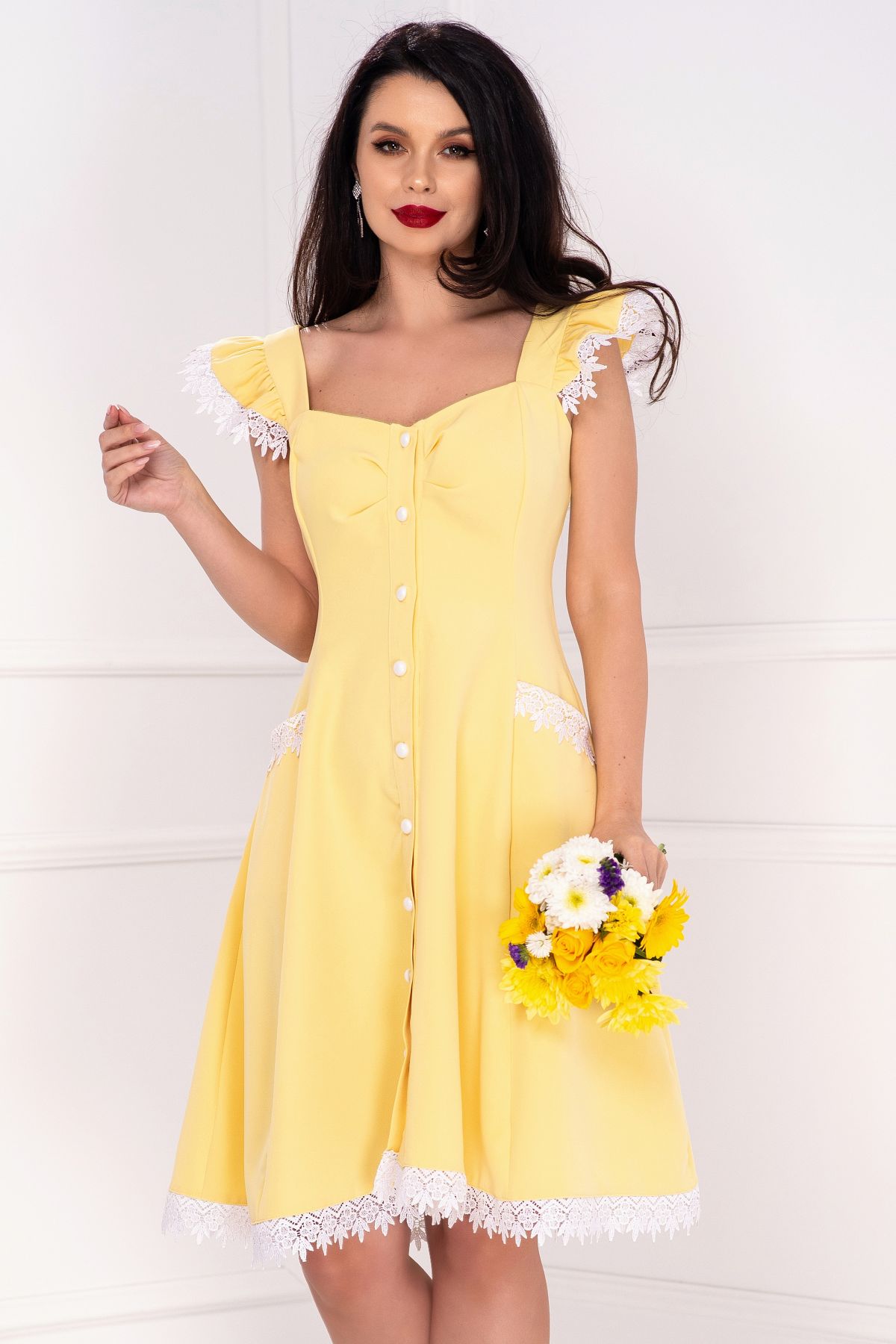Rochie galbenă cu volanase la umeri și broderie aplicată – InPuff Rochie galbenă cu volanase la umeri și broderie aplicată – InPuff