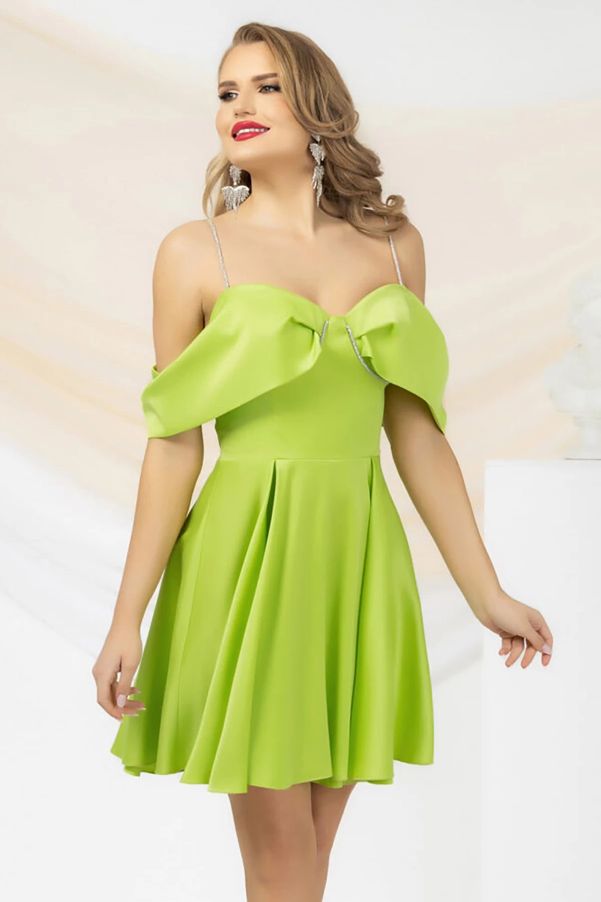 Rochie mini lime elegantă cu umeri goi și strassuri – InPuff Rochie mini lime elegantă cu umeri goi și strassuri – InPuff