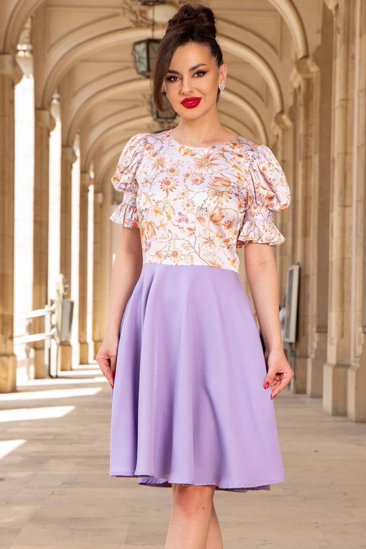 Rochie de zi în clos lavandă cu mâneci bufante și flori delicate – InPuff Rochie de zi în clos lavandă cu mâneci bufante și flori delicate – InPuff