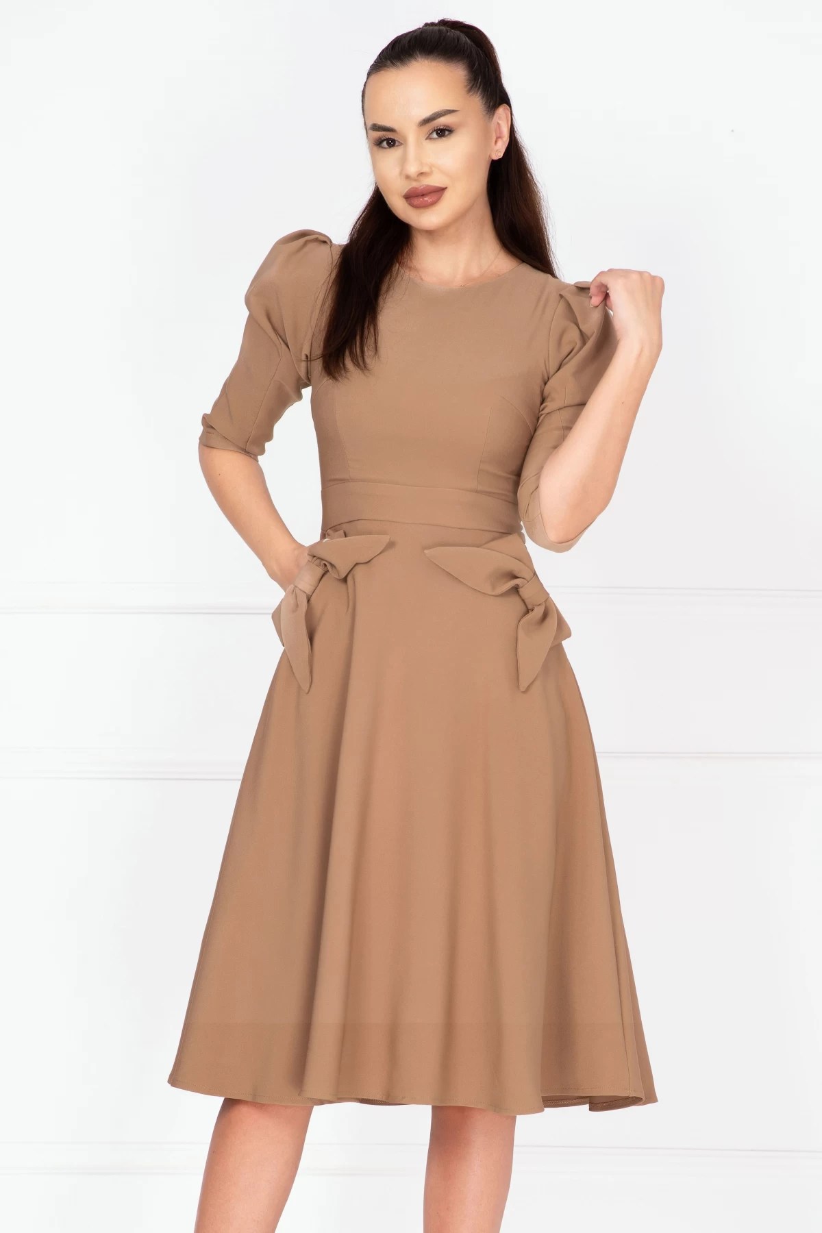 Rochie de zi în clos bej helene cu fundițe decorative – InPuff Rochie de zi în clos bej helene cu fundițe decorative – InPuff