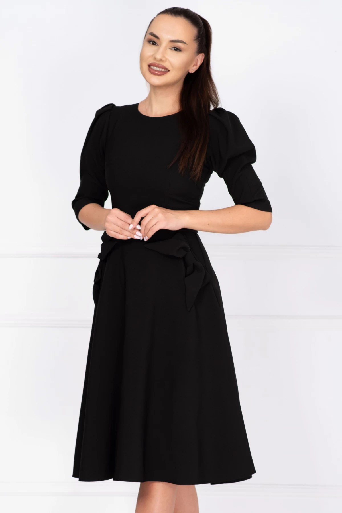 Rochie de zi neagră în clos helene cu fundițe decorative – InPuff Rochie de zi neagră în clos helene cu fundițe decorative – InPuff