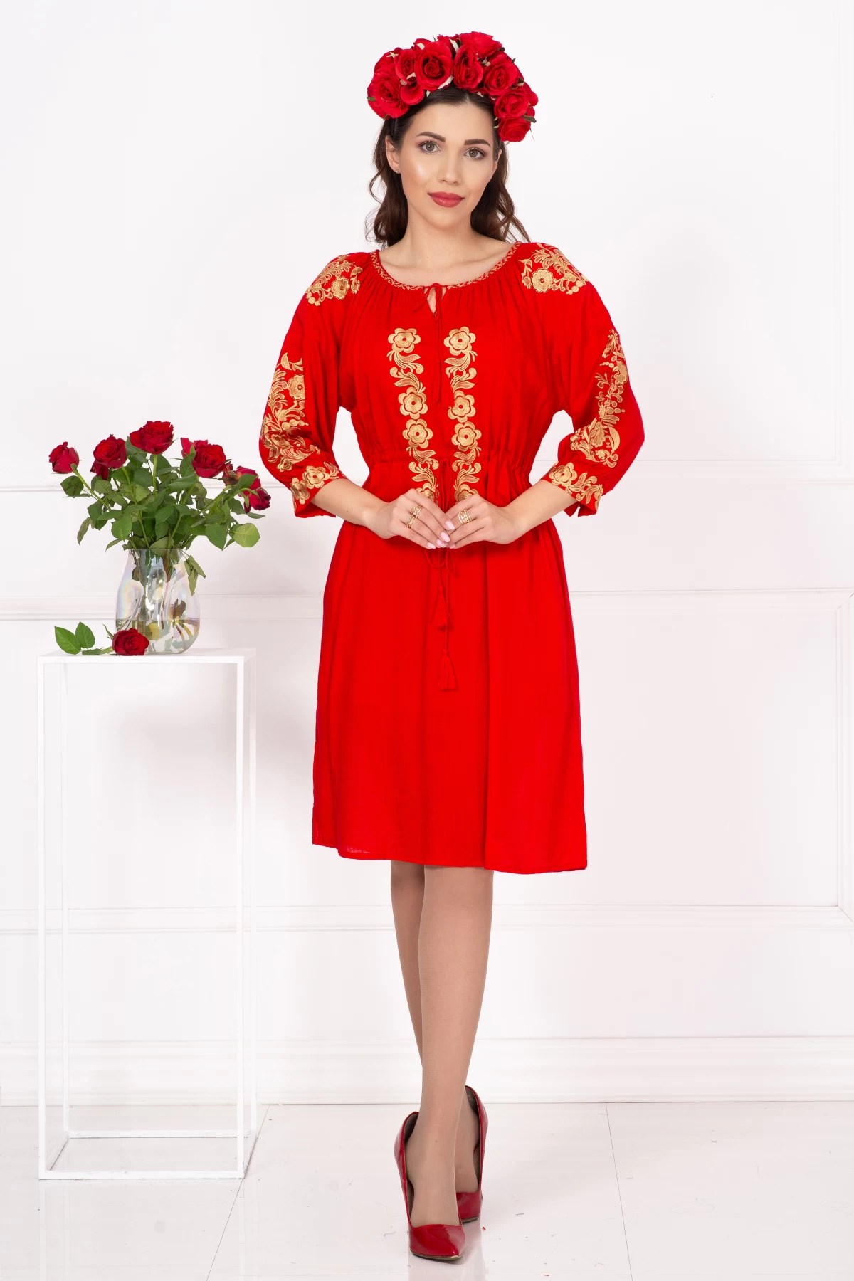Rochie tradițională roșie fenicia cu broderie florală aurie – InPuff Rochie tradițională roșie fenicia cu broderie florală aurie – InPuff
