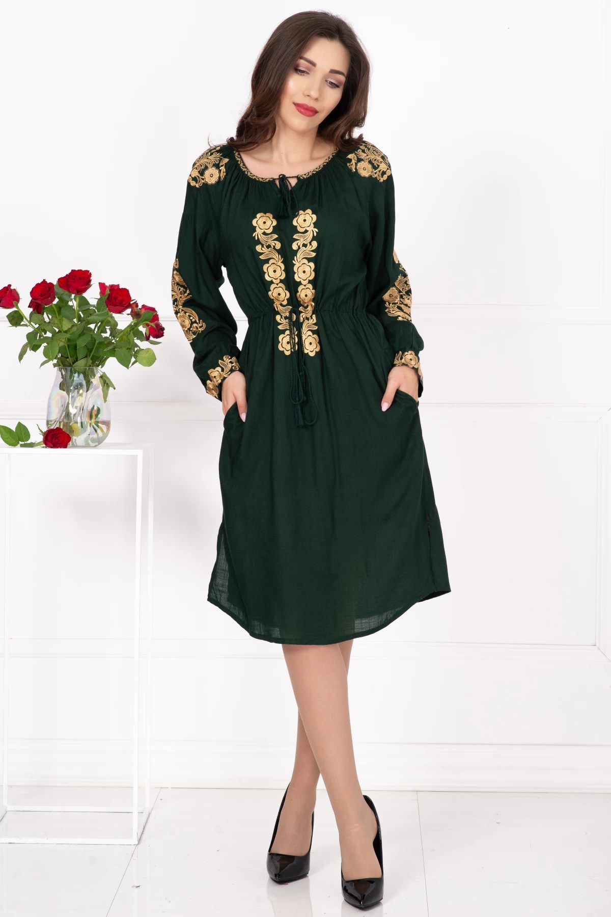 Rochie tradițională verde fenicia cu broderie florală aurie – InPuff Rochie tradițională verde fenicia cu broderie florală aurie – InPuff