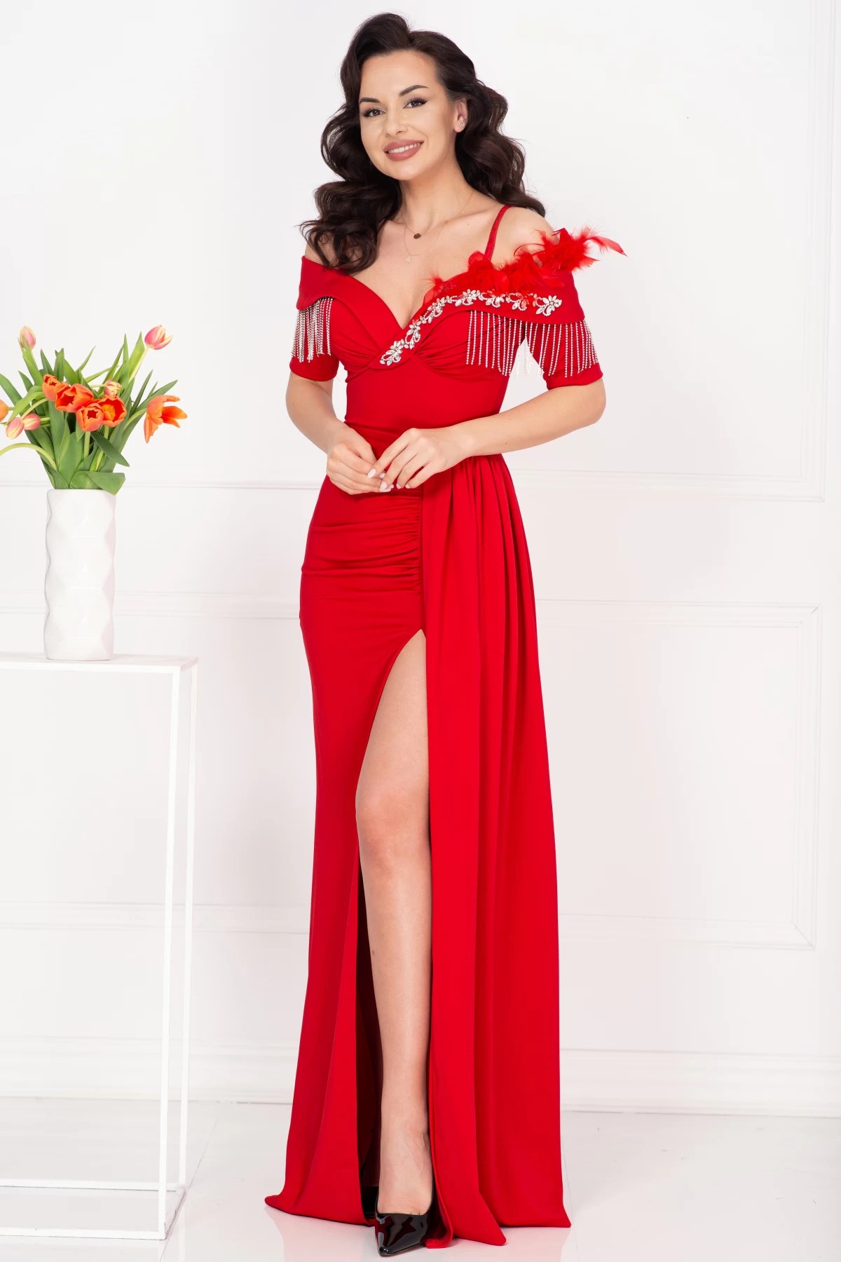 Rochie de seară elegantă alizee roșie cu trena laterală și strassuri – InPuff Rochie de seară elegantă alizee roșie cu trena laterală și strassuri – InPuff