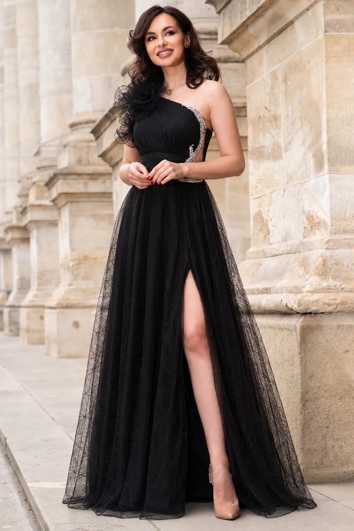 Rochie de seară neagră clio din tulle cu floare 3D pe umăr și strassuri – InPuff Rochie de seară neagră clio din tulle cu floare 3D pe umăr și strassuri – InPuff