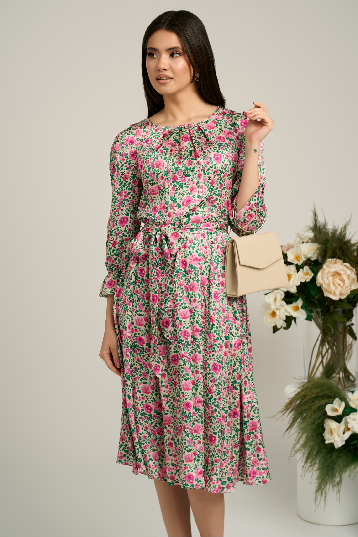 Rochie bej cu flori fucsia şi cordon din satin Rochie bej cu flori fucsia şi cordon din satin