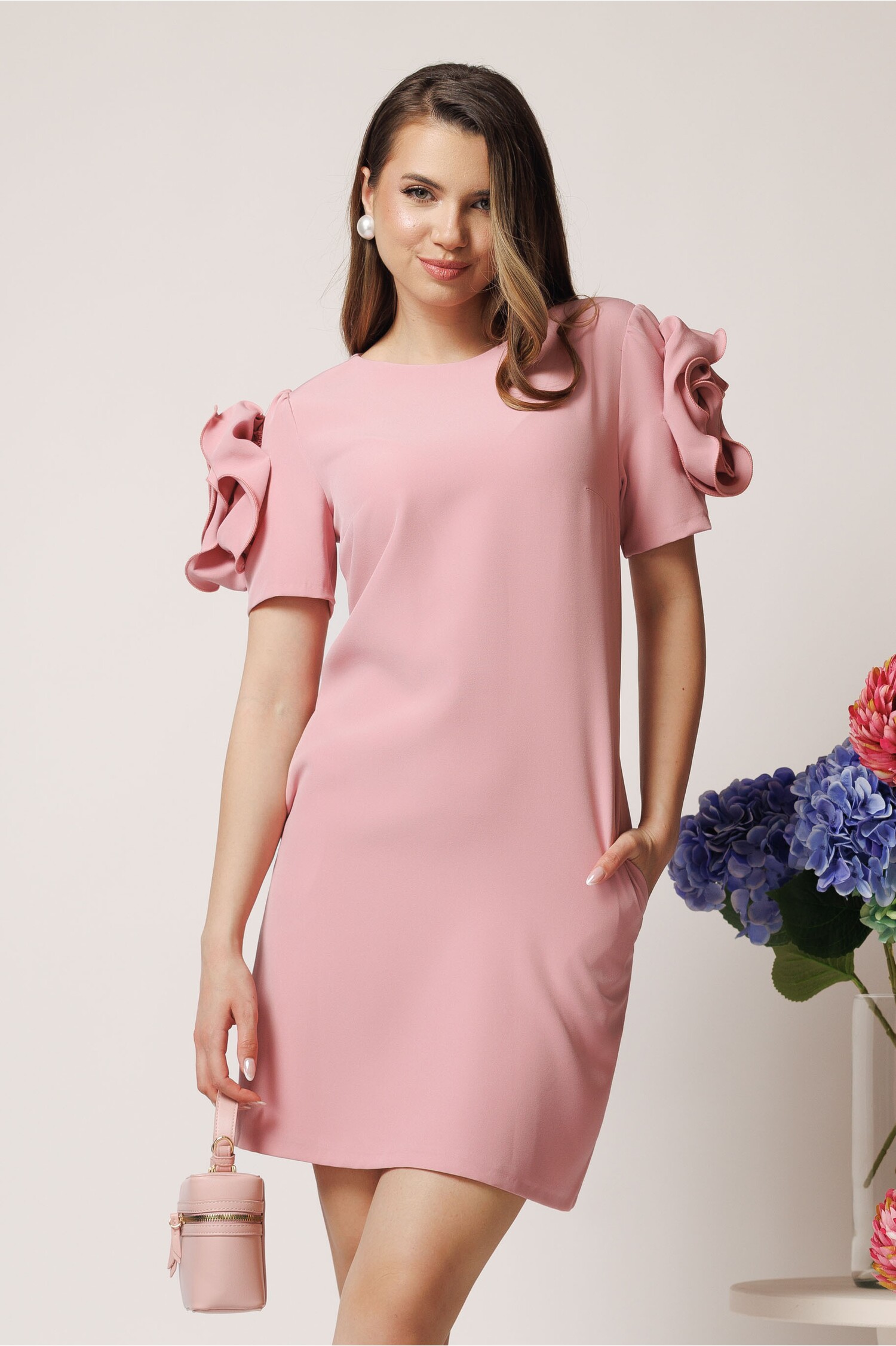 Rochie de ocazie roz cu flori maxi pe umeri Rochie de ocazie roz cu flori maxi pe umeri