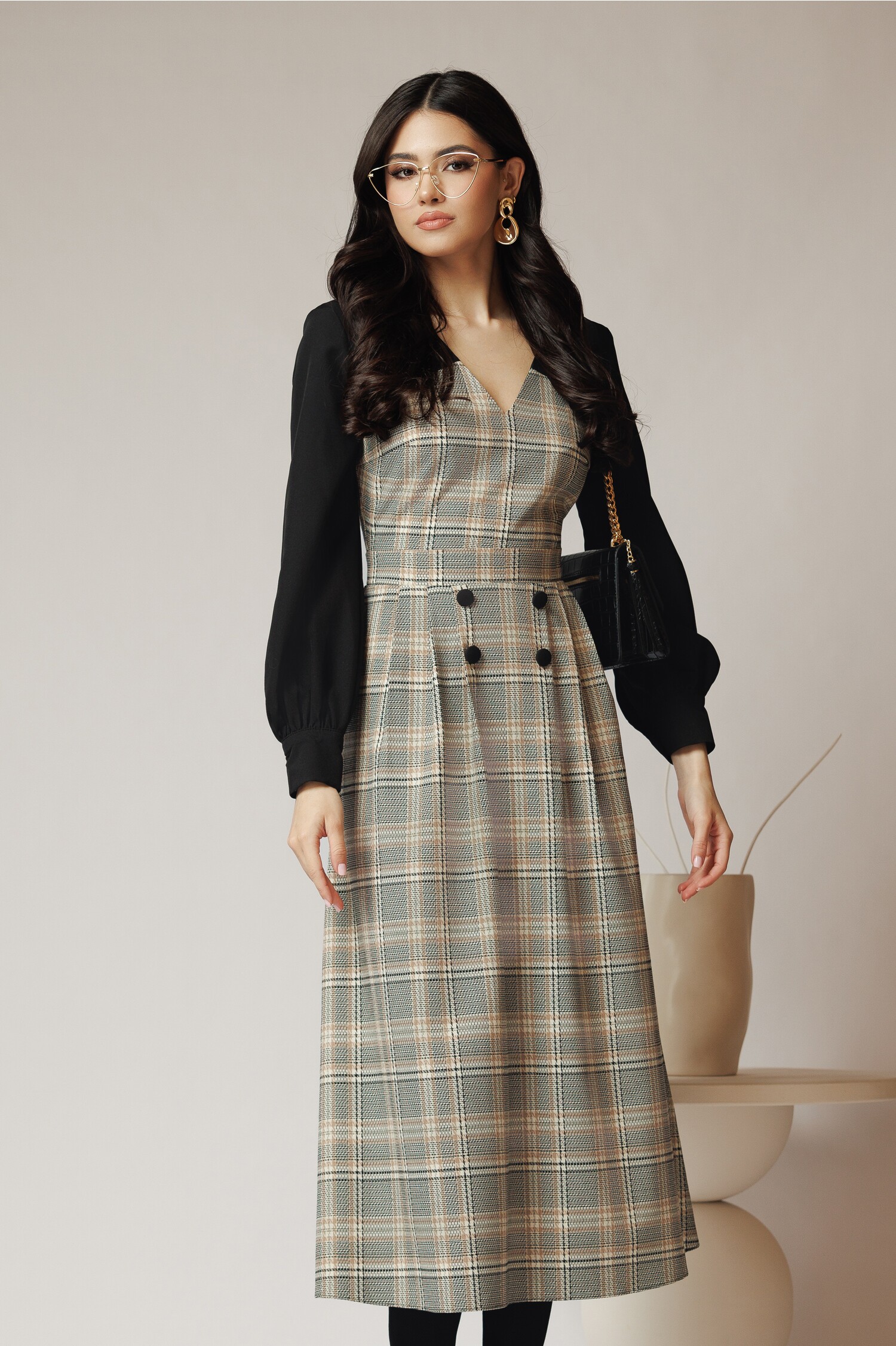 Rochie office din stofă cu carouri bej și mâneci negre – DY Fashion Rochie office din stofă cu carouri bej și mâneci negre – DY Fashion