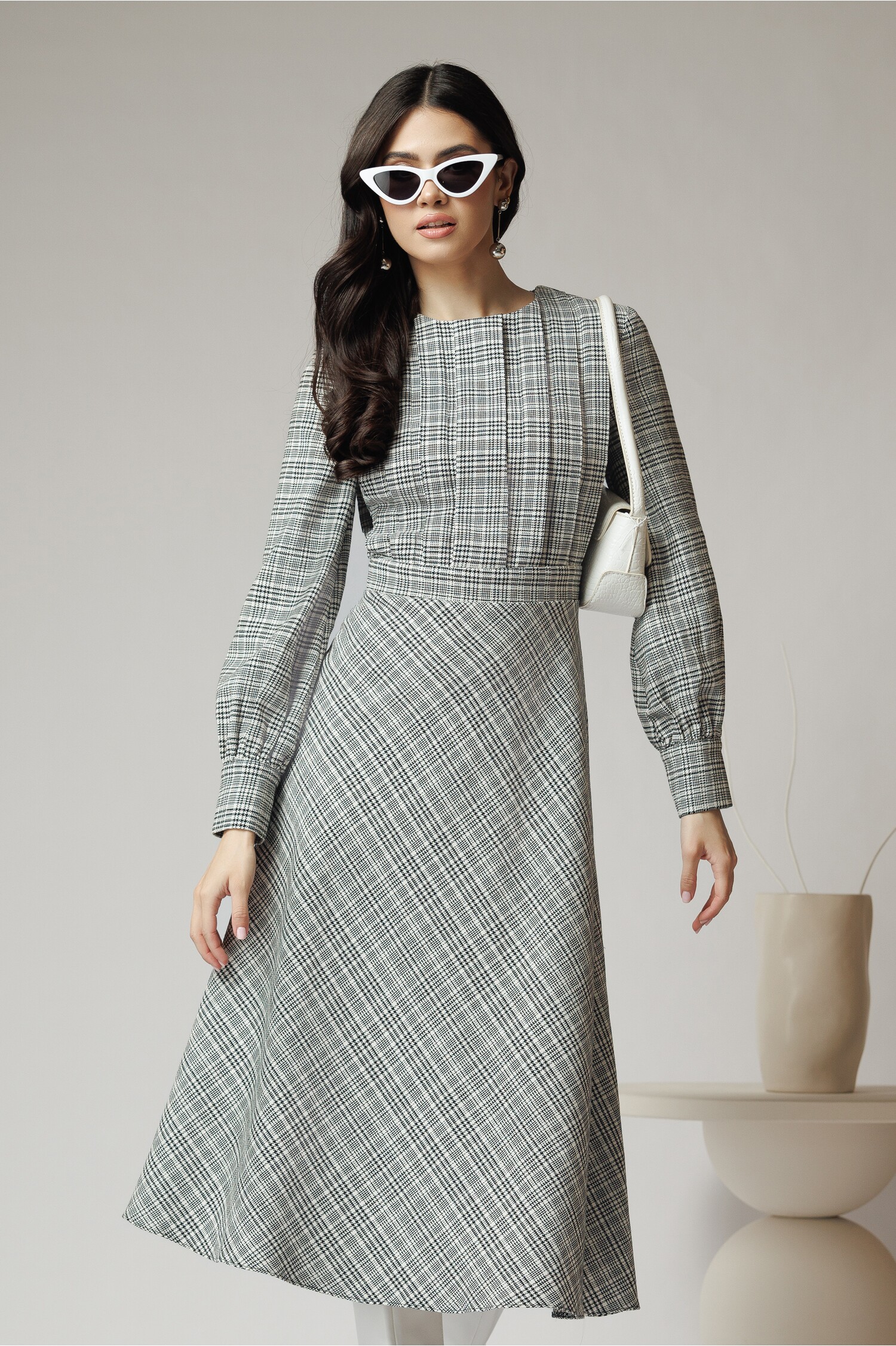 Rochie office DY fashion din stofă albă cu imprimeu pepit și pliuri Rochie office DY fashion din stofă albă cu imprimeu pepit și pliuri