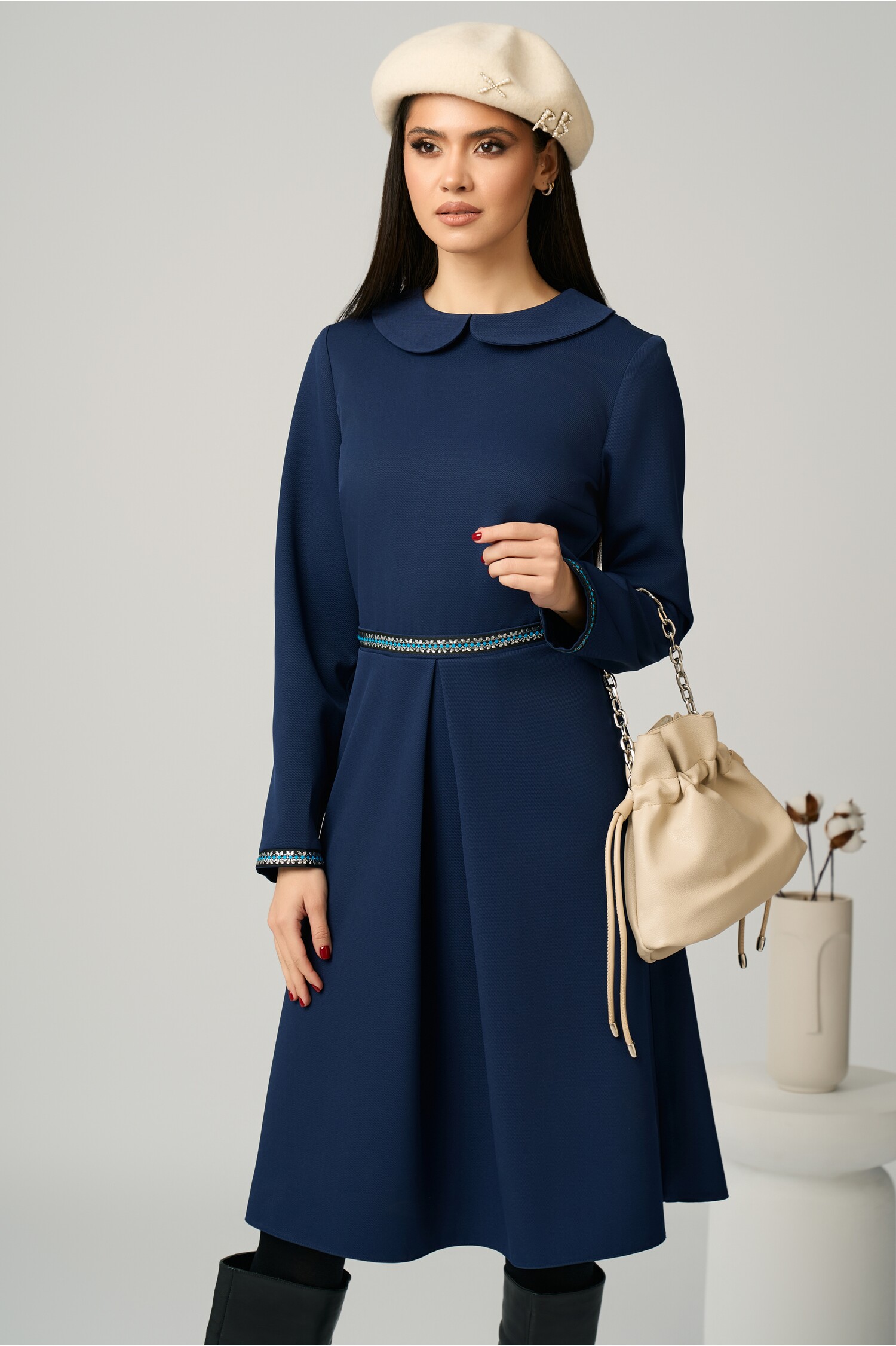 Rochie office DY fashion bleumarin din stofă cu bandă decorativă Rochie office DY fashion bleumarin din stofă cu bandă decorativă