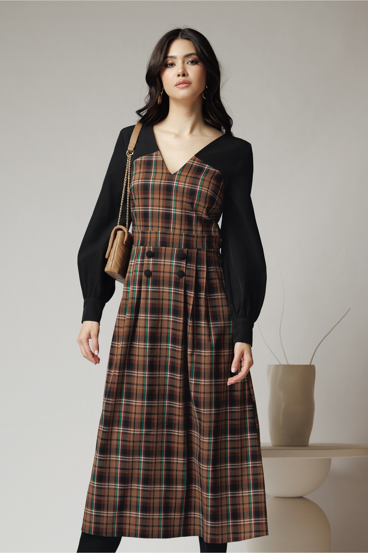 Rochie office din stofă maro cu carouri și mâneci negre – DY Fashion Rochie office din stofă maro cu carouri și mâneci negre – DY Fashion
