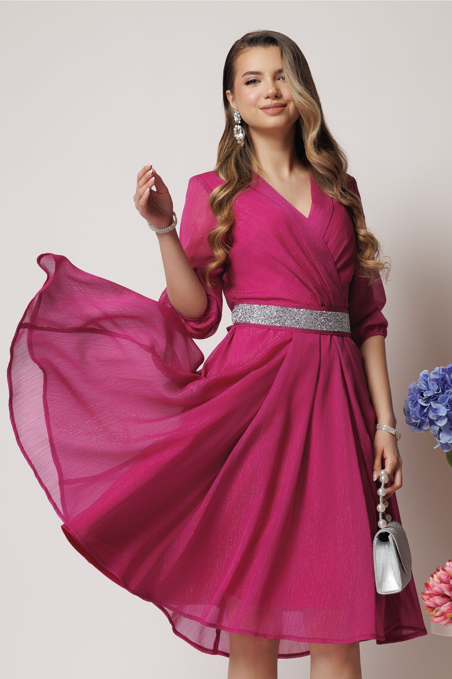 Rochie eleganta DY fashion voal fucsia cu fir strălucitor și cordon Rochie eleganta DY fashion voal fucsia cu fir strălucitor și cordon