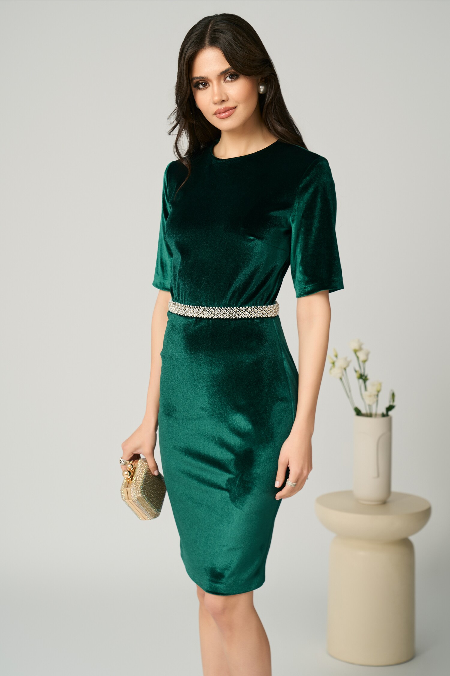 Rochie elegantă DY fashion din catifea verde cu perle în talie Rochie elegantă DY fashion din catifea verde cu perle în talie