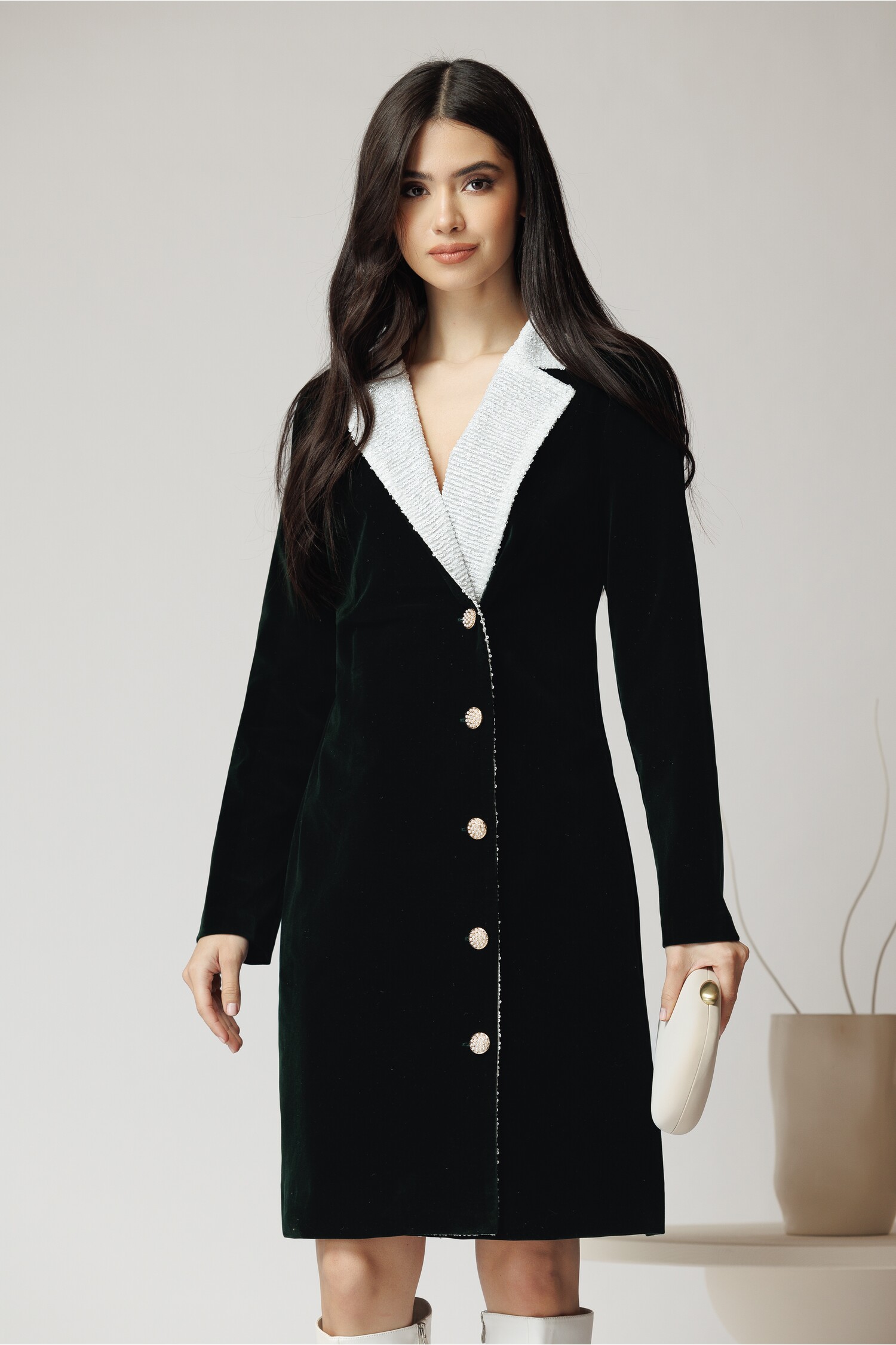 Rochie tip sacou elegantă din catifea verde cu rever din paiete Rochie tip sacou elegantă din catifea verde cu rever din paiete