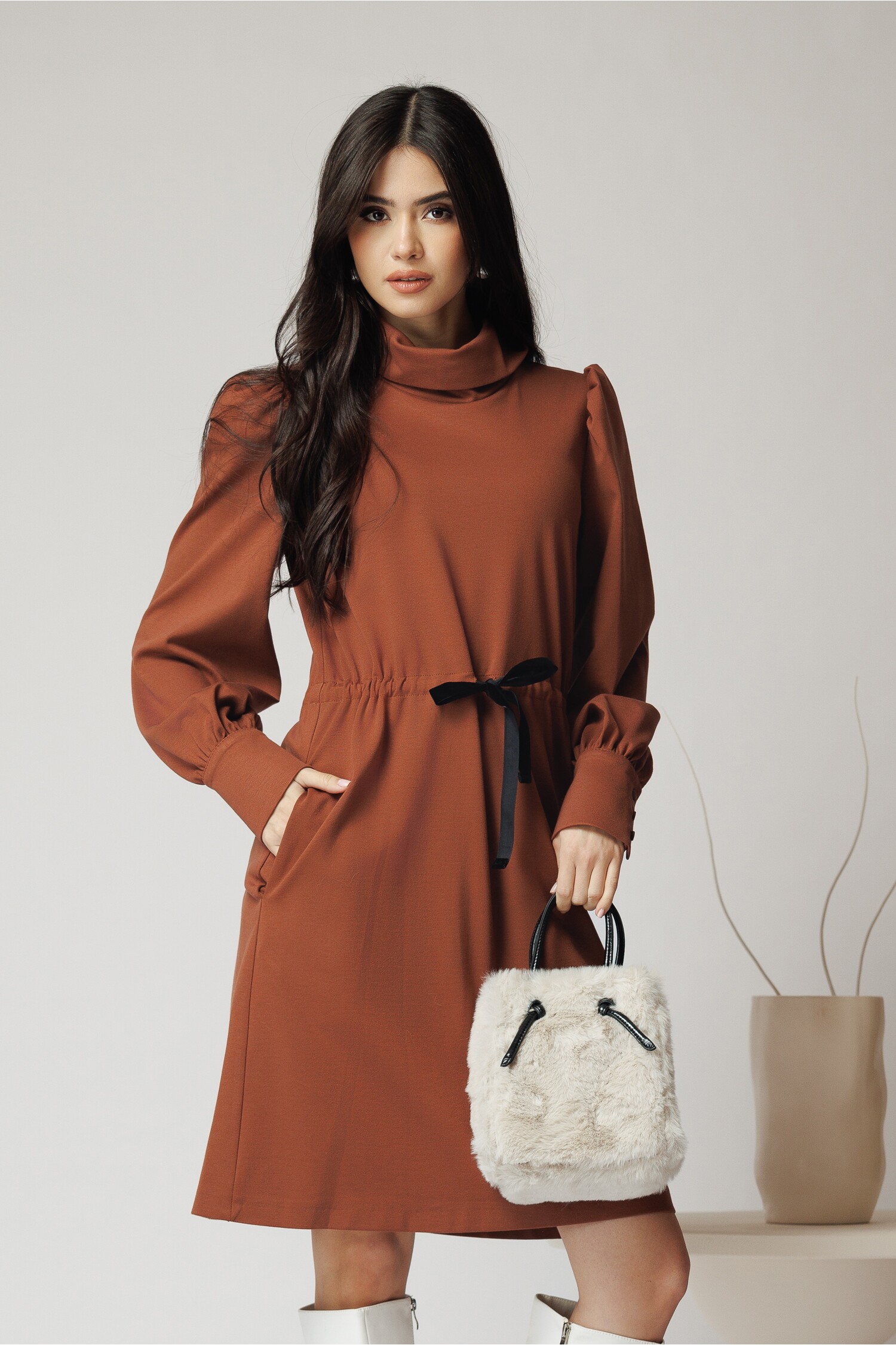 Rochie elegantă din jerse maro cu șnur reglabil la talie Rochie elegantă din jerse maro cu șnur reglabil la talie