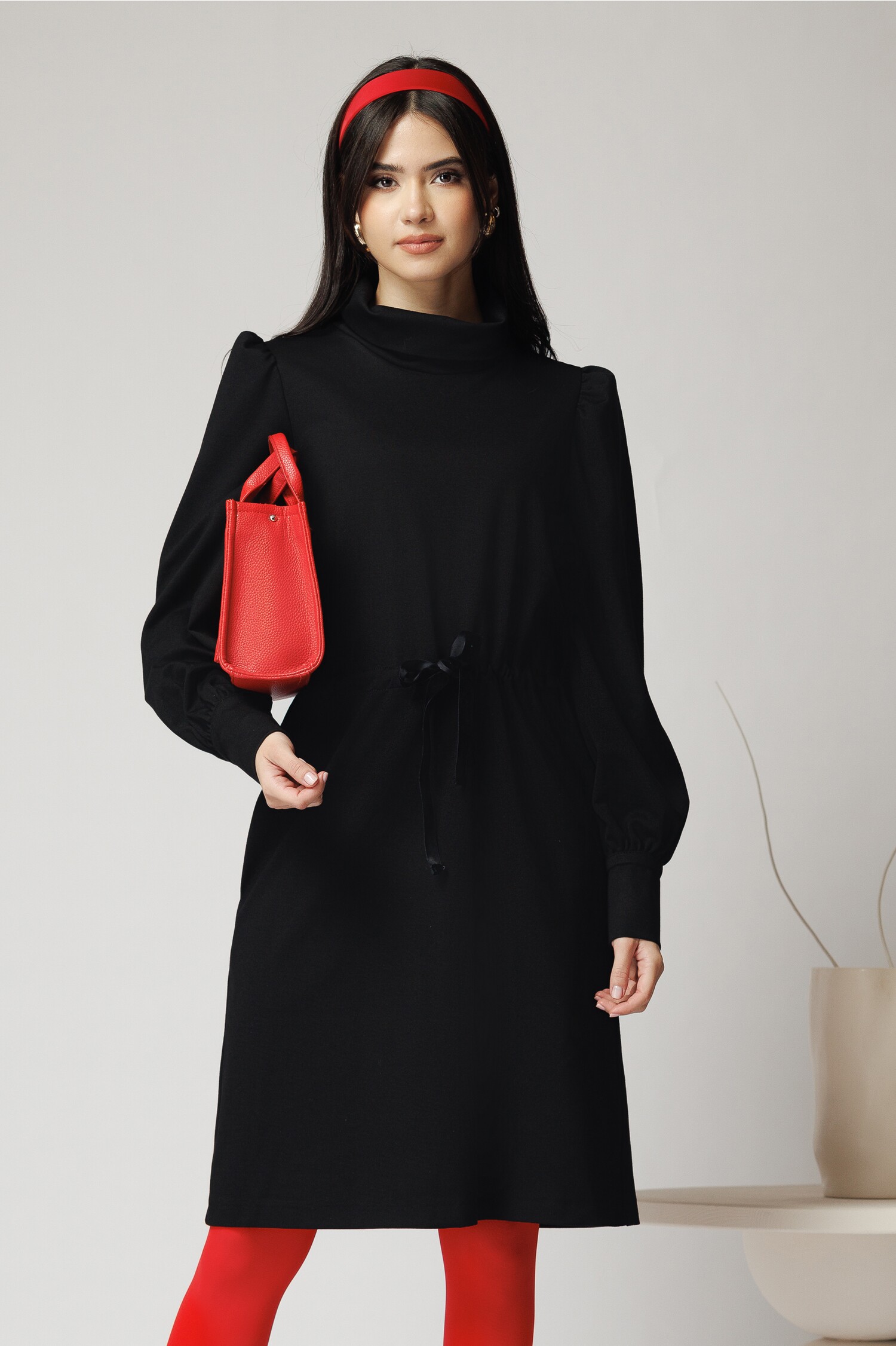 Rochie neagră smart-casual DY fashion din jerse cu şnur Rochie neagră smart-casual DY fashion din jerse cu şnur