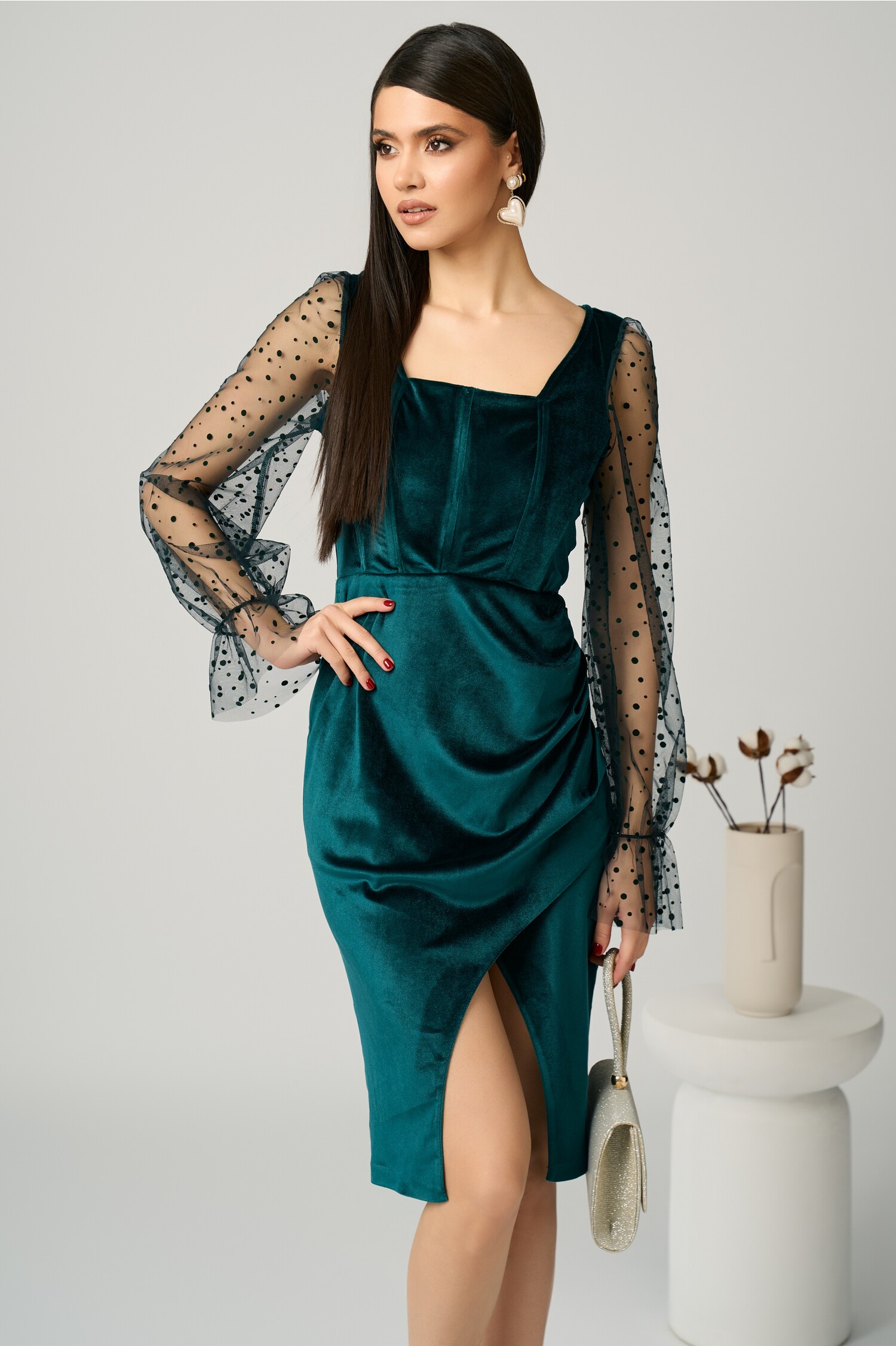 Rochie de ocazie din catifea verde cu mâneci de tull cu buline Rochie de ocazie din catifea verde cu mâneci de tull cu buline