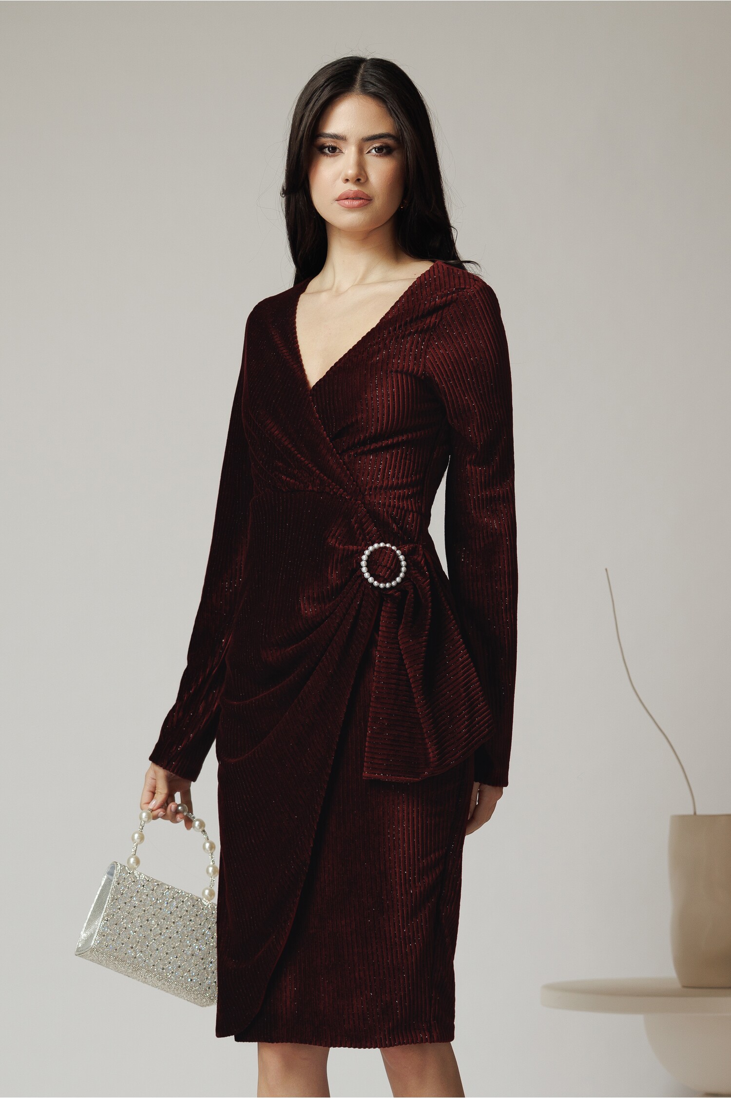 Rochie elegantă din catifea burgundy cu inserții din fir lurex și cataramă în talie – DY Fashion Rochie elegantă din catifea burgundy cu inserții din fir lurex și cataramă în talie – DY Fashion