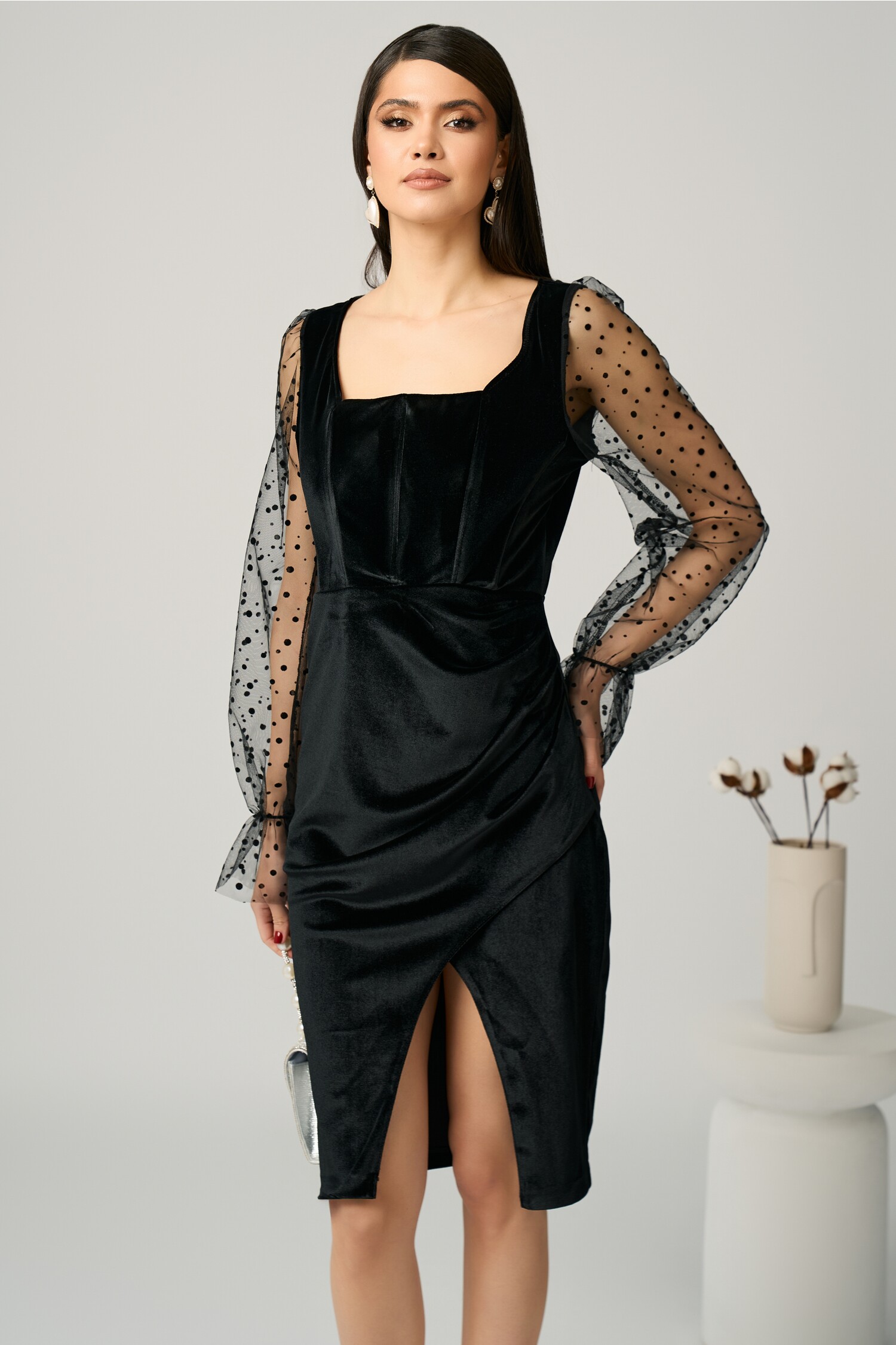 Rochie elegantă din catifea neagră cu mâneci din tull cu buline Rochie elegantă din catifea neagră cu mâneci din tull cu buline