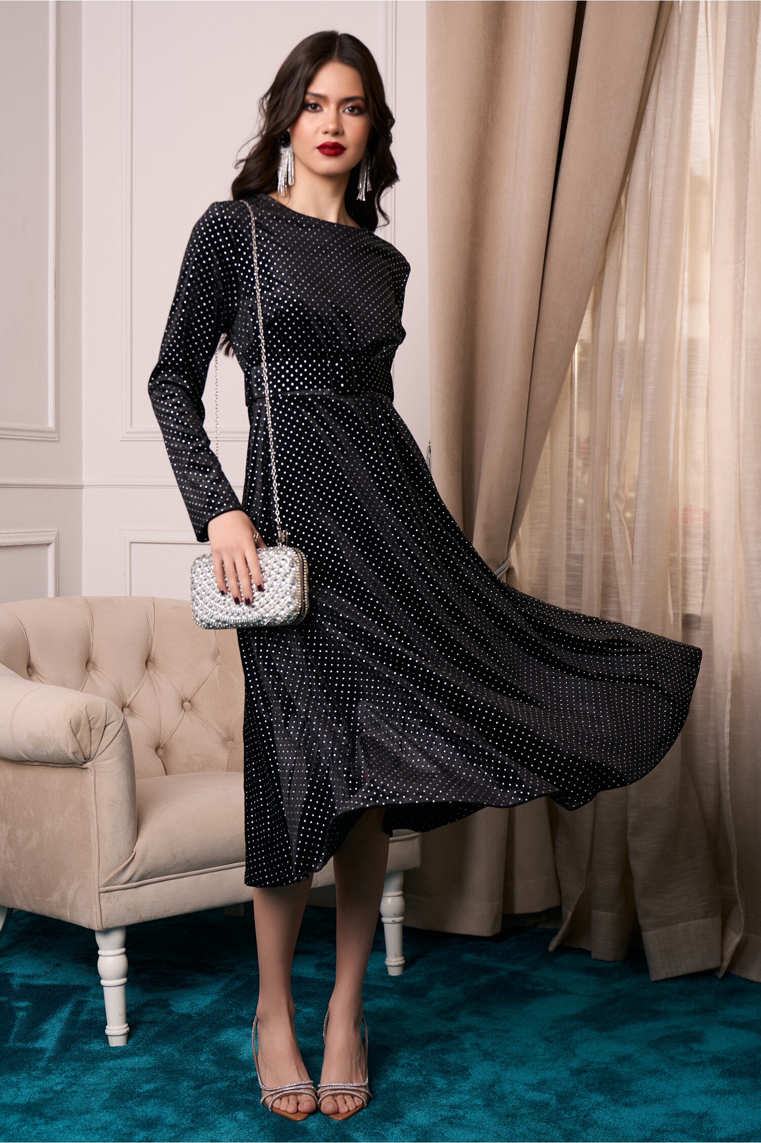 Rochie elegantă din catifea neagră cu strasuri și curea în talie Rochie elegantă din catifea neagră cu strasuri și curea în talie