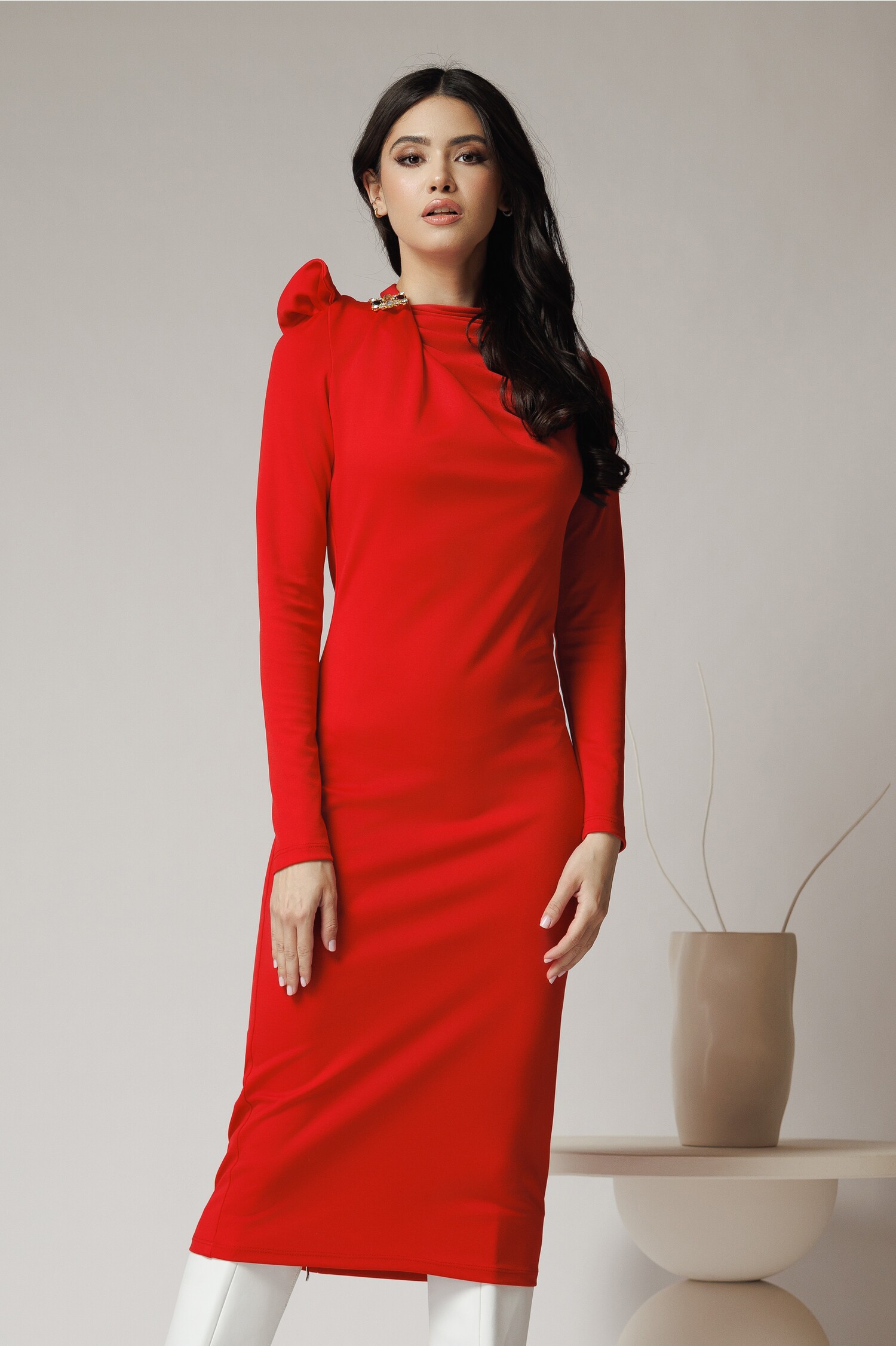 Rochie roșie elegantă cu broșă și fundă la umăr Rochie roșie elegantă cu broșă și fundă la umăr