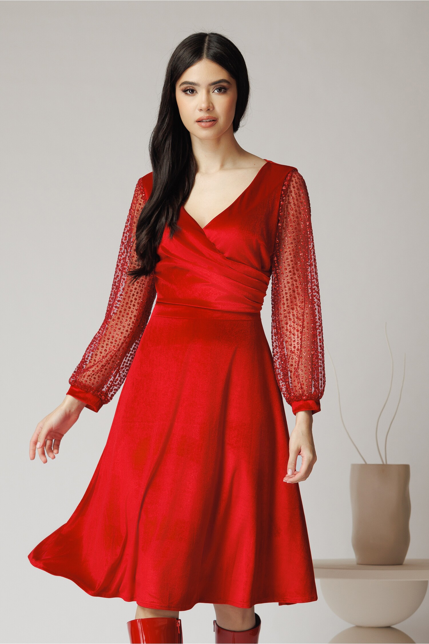 Rochie ella collection carmen elegantă din catifea roșie cu glitter pe mâneci – DY Fashion Rochie ella collection carmen elegantă din catifea roșie cu glitter pe mâneci – DY Fashion