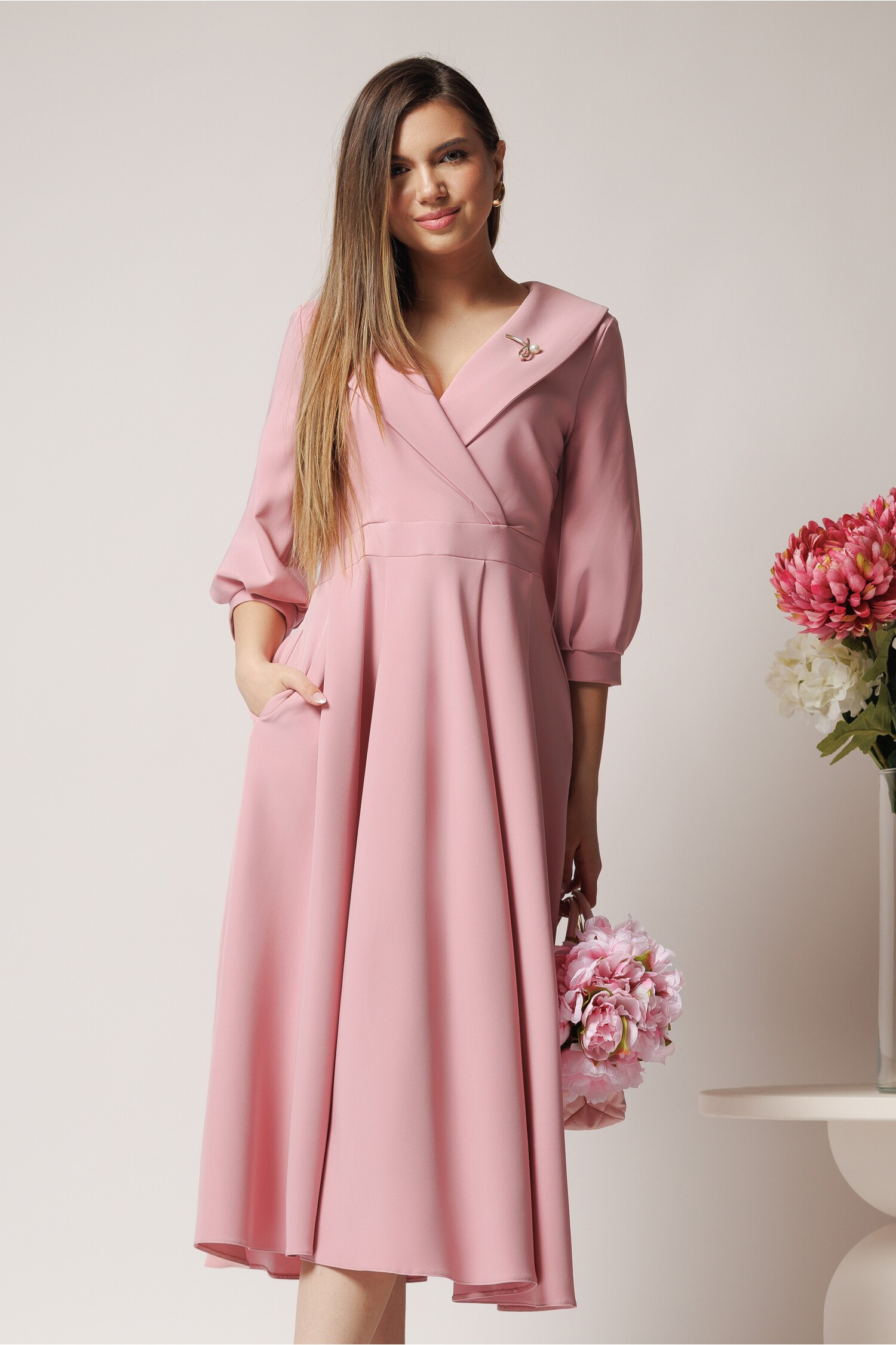 Rochie LaDonna office din stofă roz cu bust petrecut și rever – DY Fashion Rochie LaDonna office din stofă roz cu bust petrecut și rever – DY Fashion