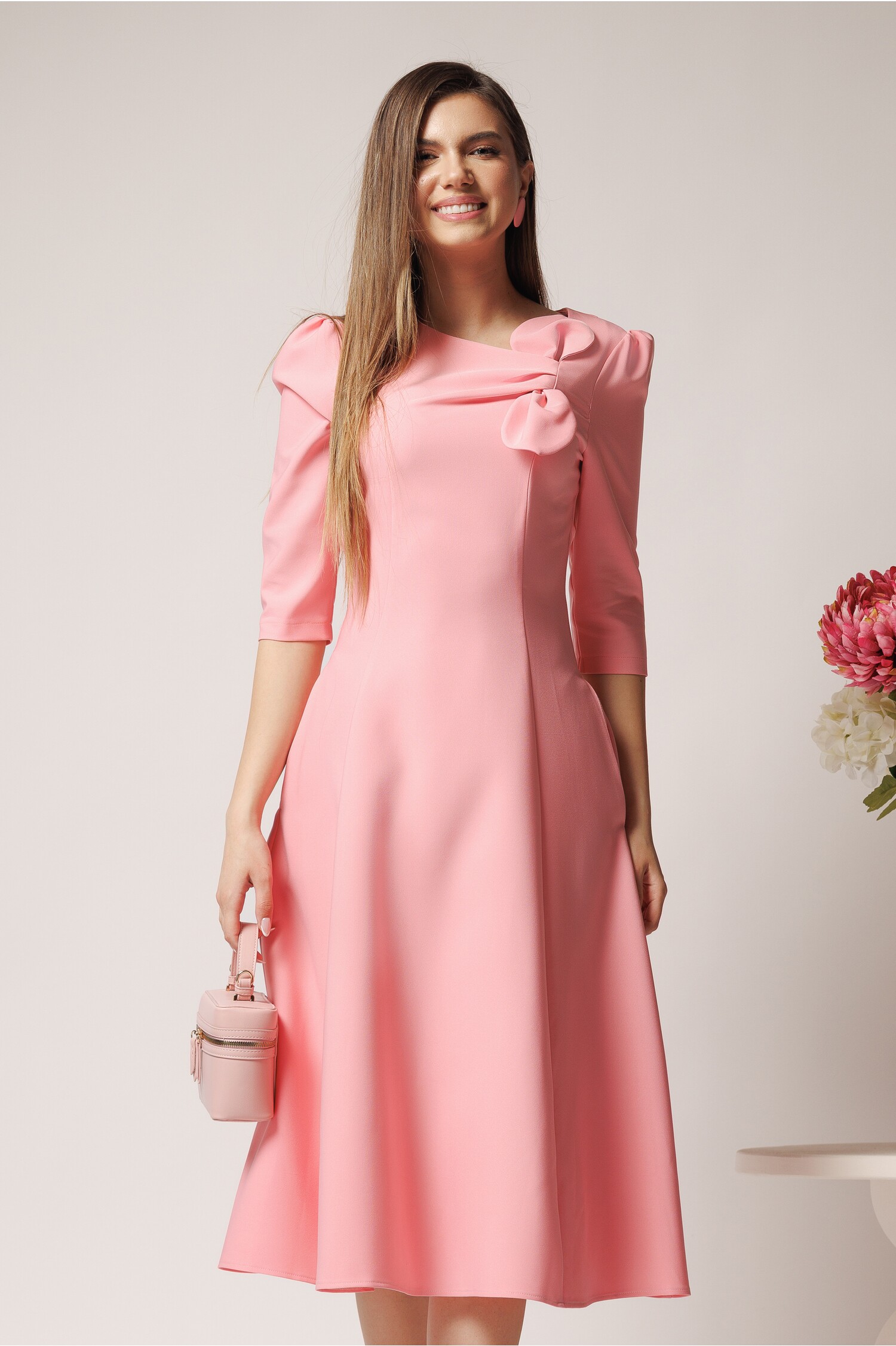 Rochie office LaDonna din stofă roz cu fundă la bust Rochie office LaDonna din stofă roz cu fundă la bust