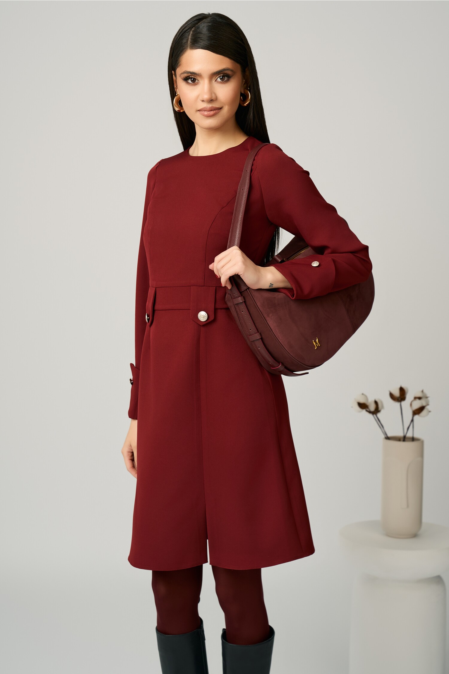 Rochie moze office bordo cu nasturi și croi evazat Rochie moze office bordo cu nasturi și croi evazat