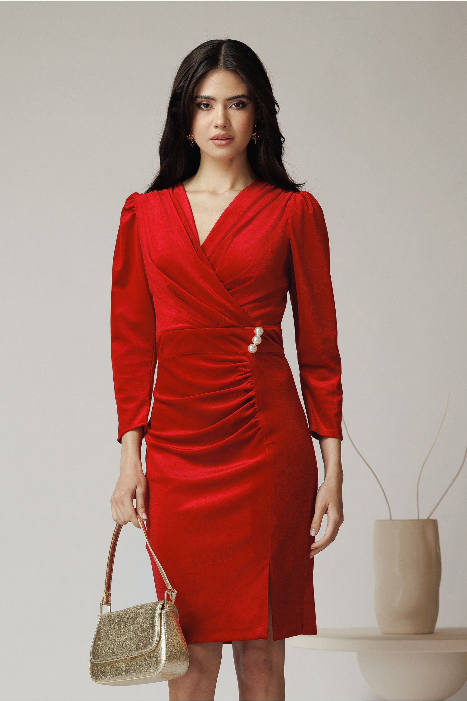 Rochie moze din catifea roșie cu perle la talie Rochie moze din catifea roșie cu perle la talie