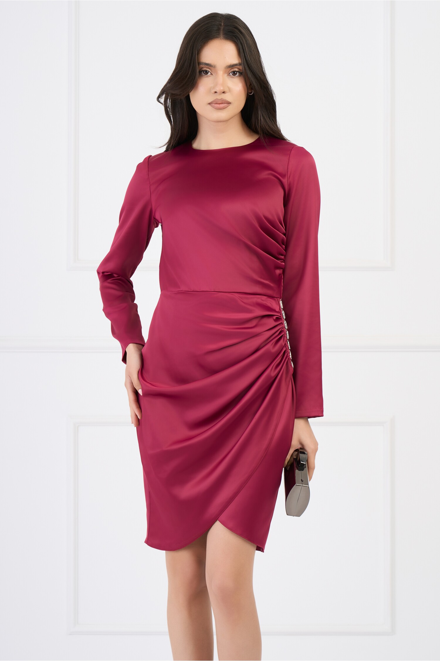 Rochie moze satin magenta cu fronseu și accesoriu Rochie moze satin magenta cu fronseu și accesoriu