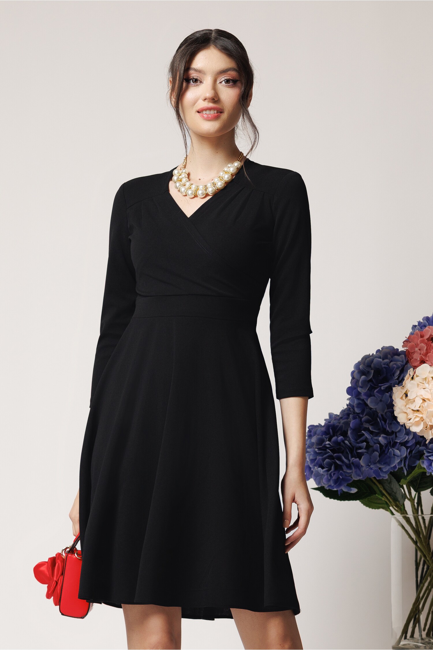 Rochie office din crep negru, bust petrecut Rochie office din crep negru, bust petrecut
