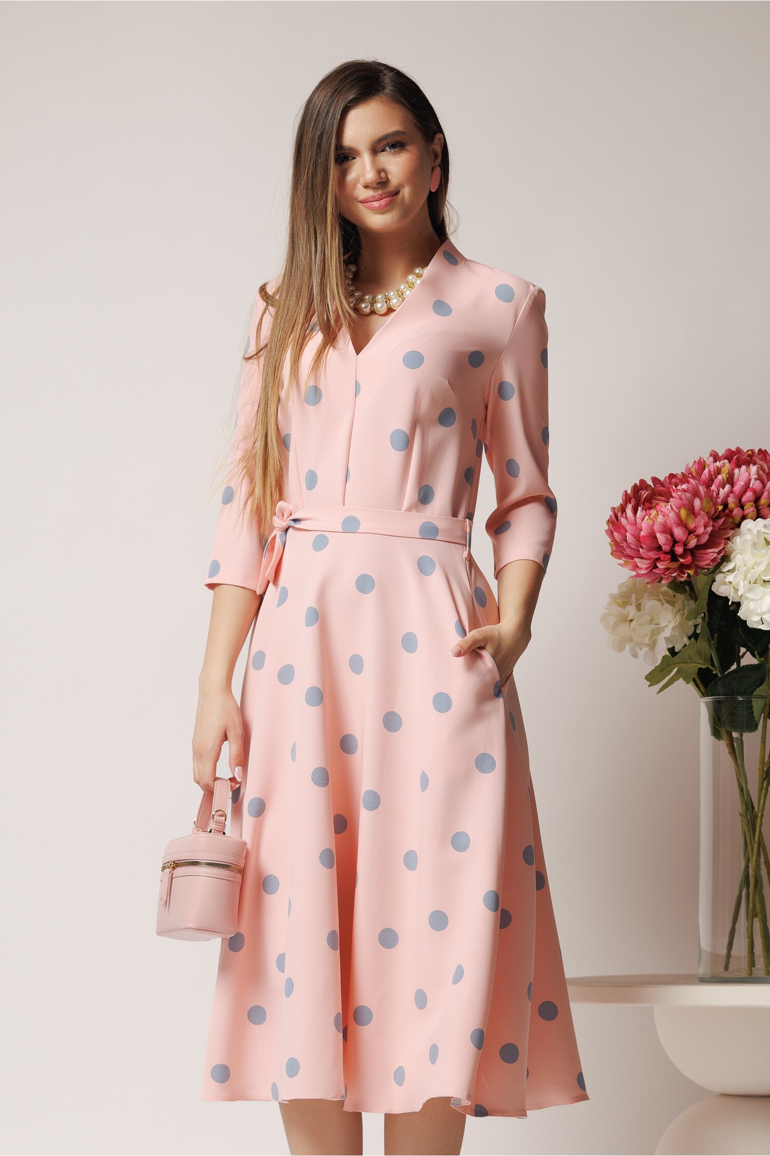 Rochie midi roz de zi cu buline gri și decolteu în v Rochie midi roz de zi cu buline gri și decolteu în v
