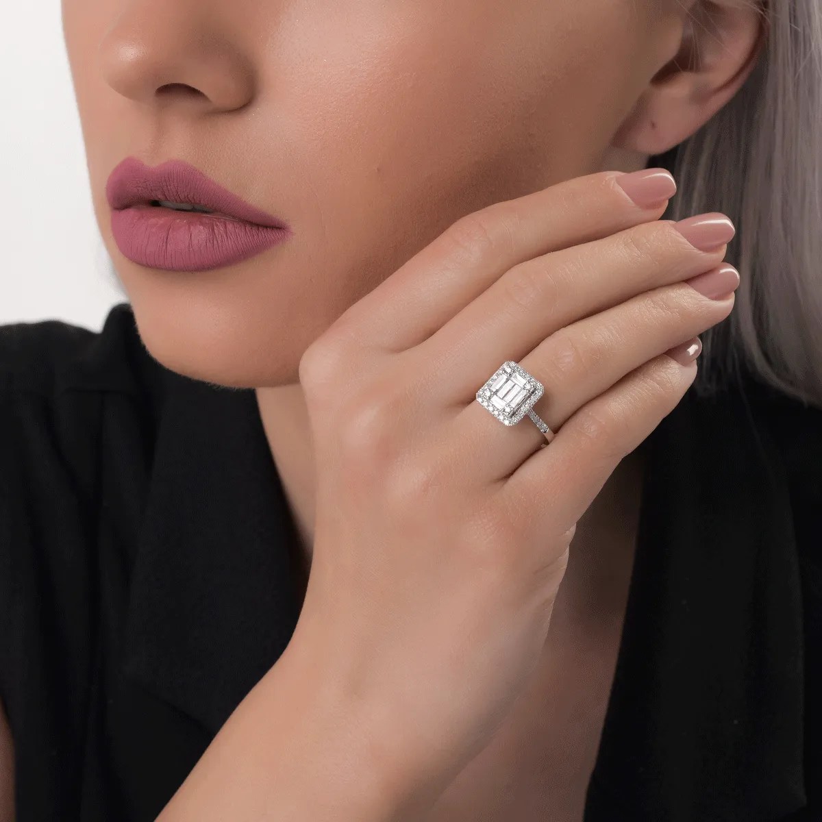 Inel din aur alb cu diamante de 0.4ct și 0.3ct Inel din aur alb cu diamante de 0.4ct și 0.3ct