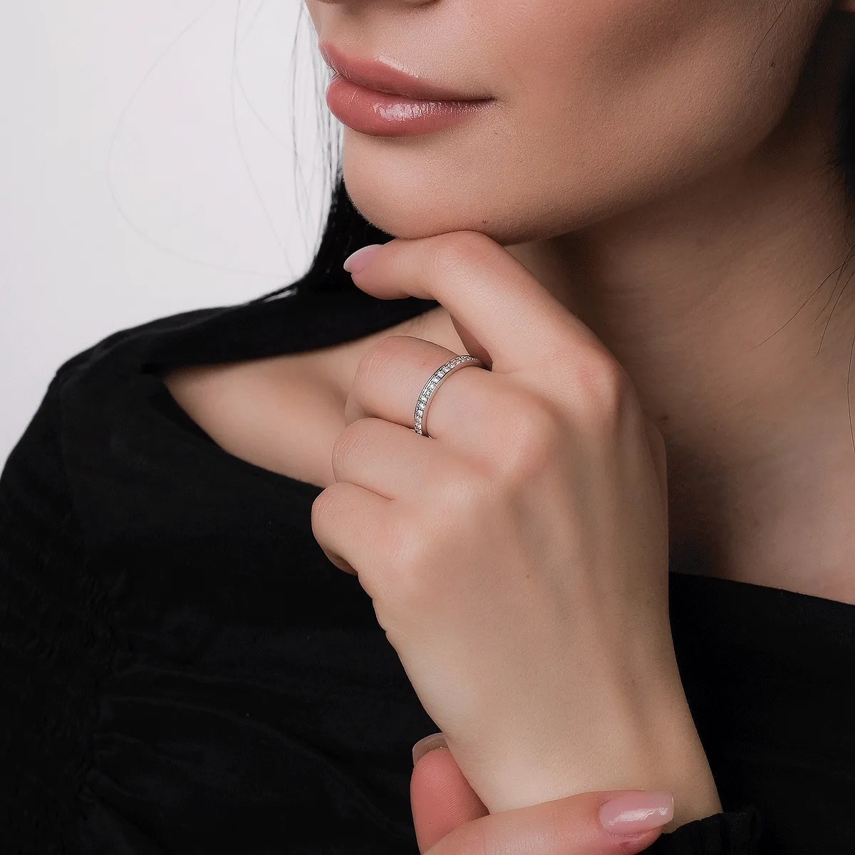 Inel eternity din aur alb cu diamante – eleganță Inel eternity din aur alb cu diamante - eleganță